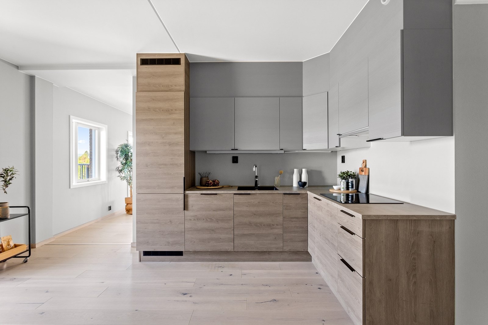 Kjøkkenet har godt med både skap- og benkeplass. Galleribilde