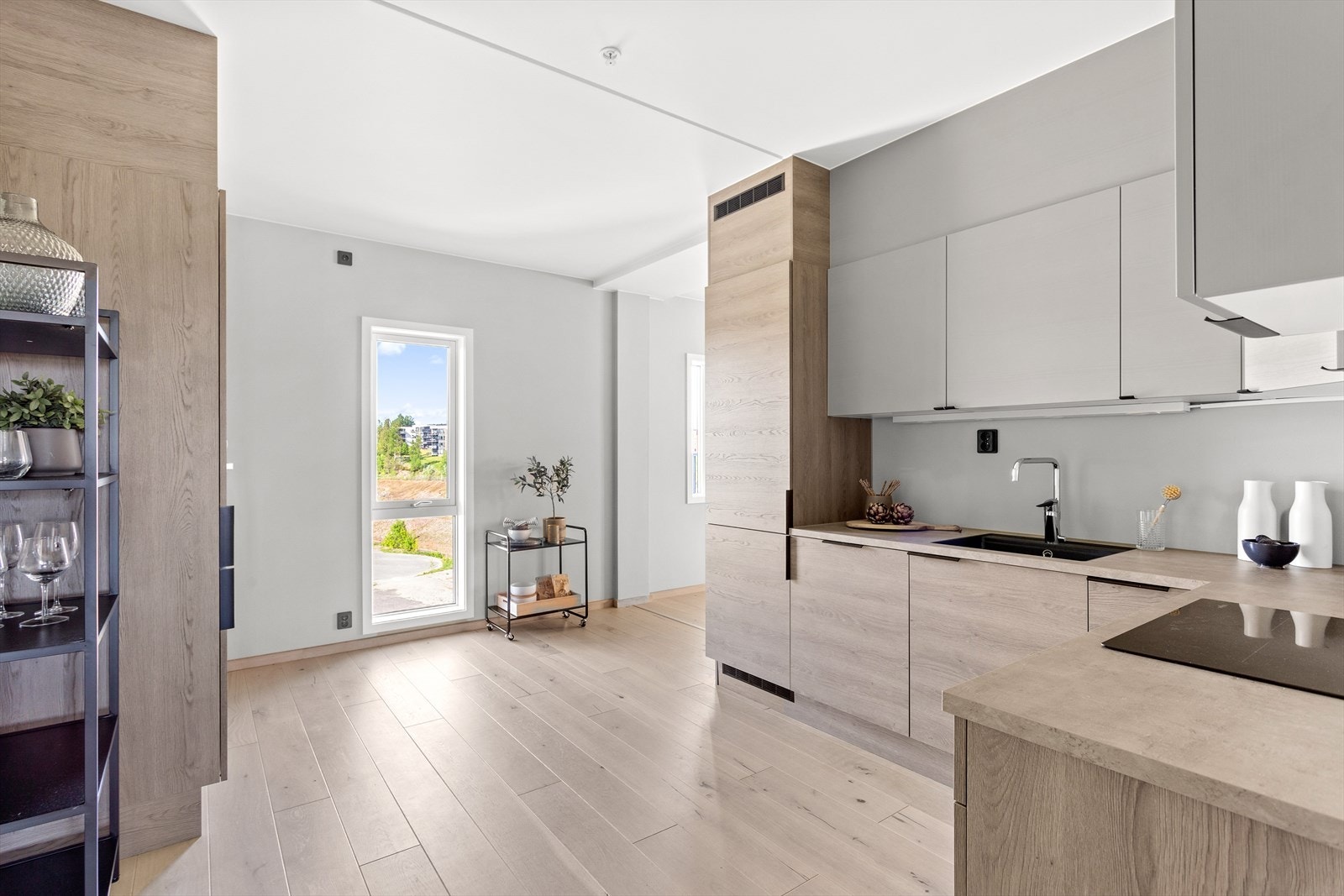 Leiligheten har et lekkert kjøkken med takhøy innredning og moderne overflater. Galleribilde