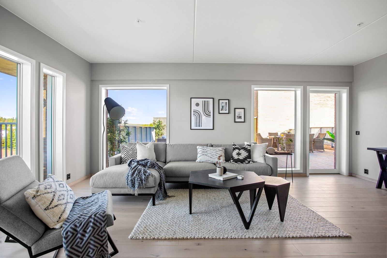 I stua er det store vindusflater som slipper inn rikelig med naturlig lys og skaper en god atmosfære! Galleribilde