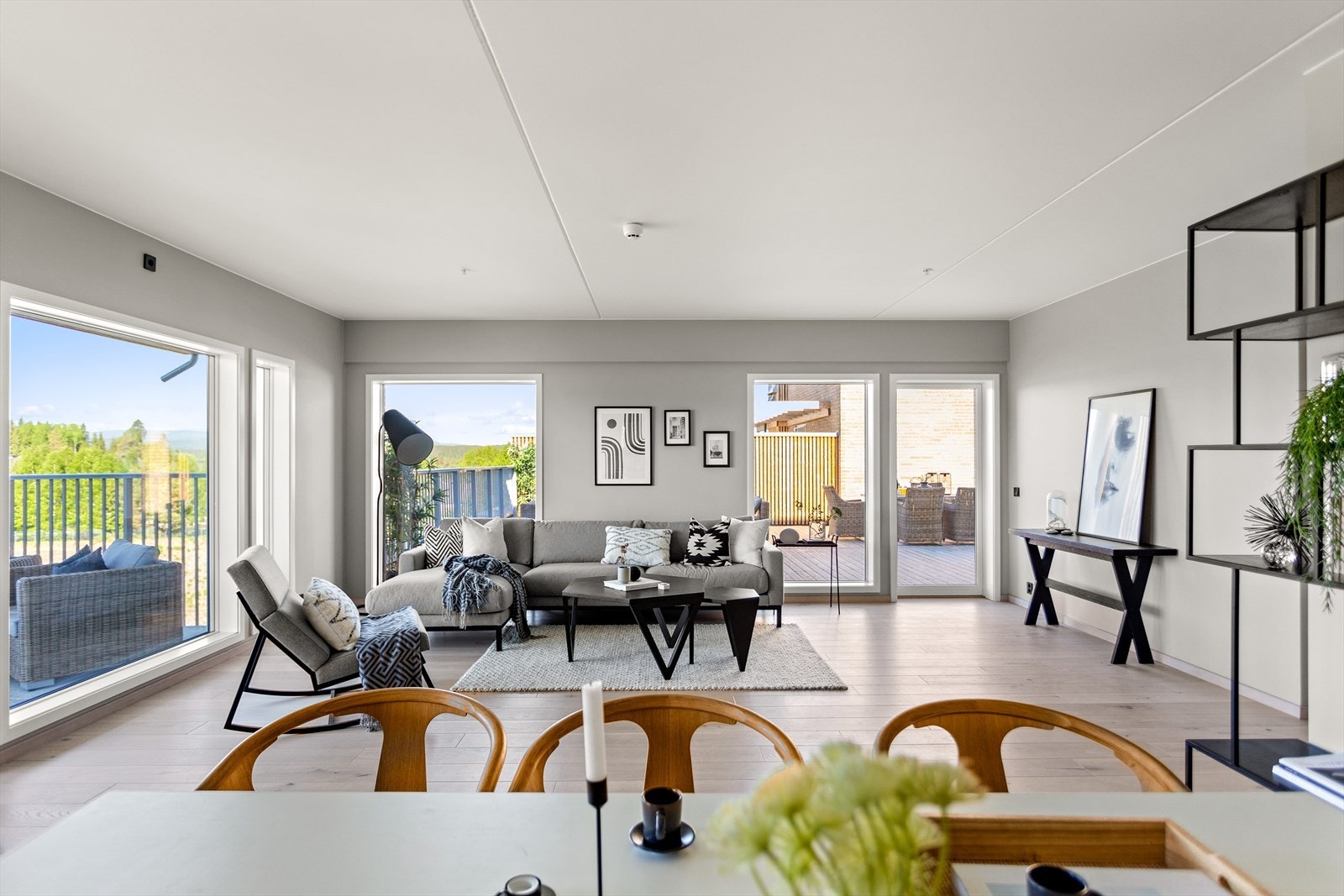 Stuen og store deler av leiligheten er malt i fargen Antikkgrå - dette en en gyllen gråtone som gir lunhet til hele leiligheten. Galleribilde