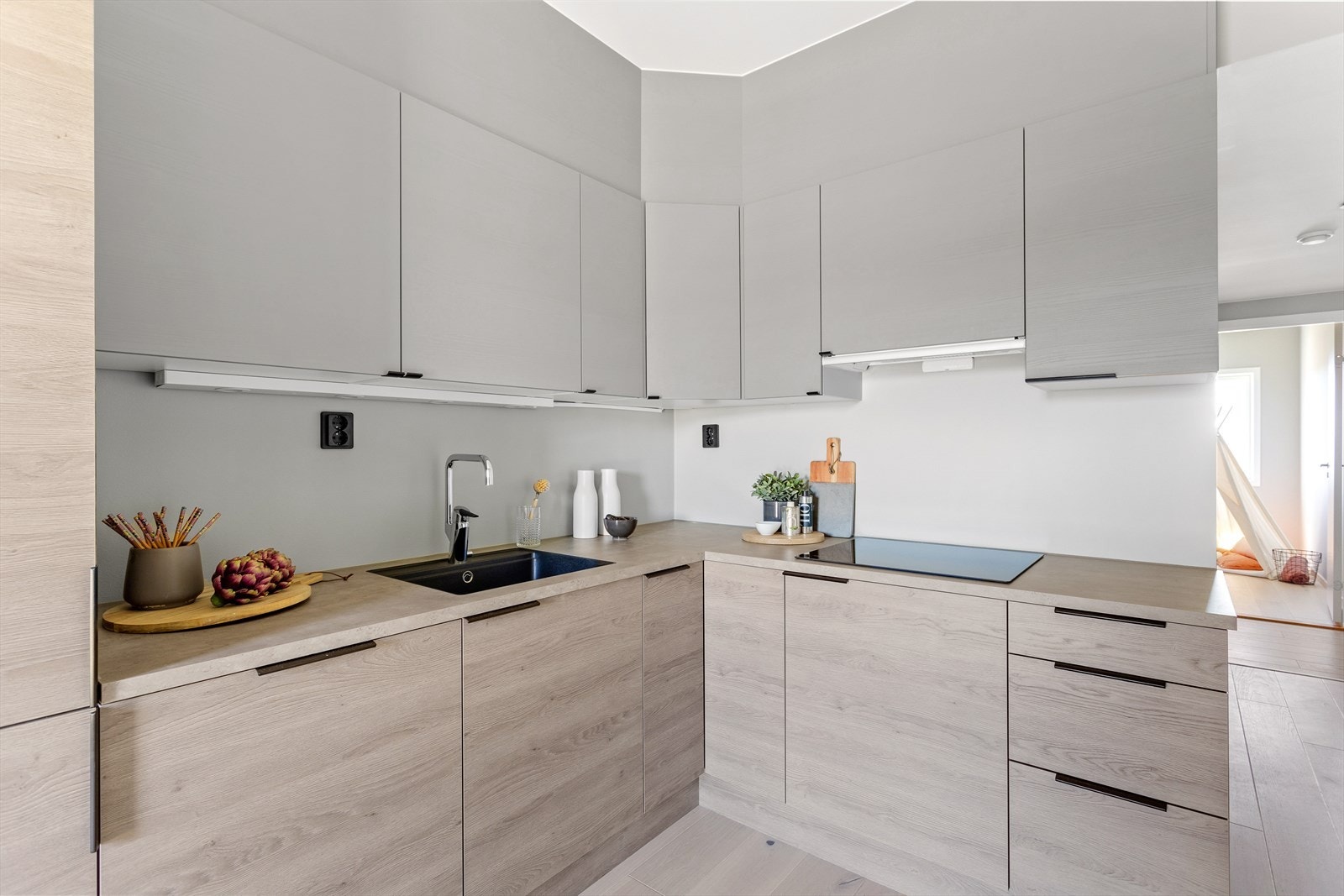 Det er integrerte hvitevarer som kjøleskap, oppvaskmaskin, komfyr og platetopp. Galleribilde