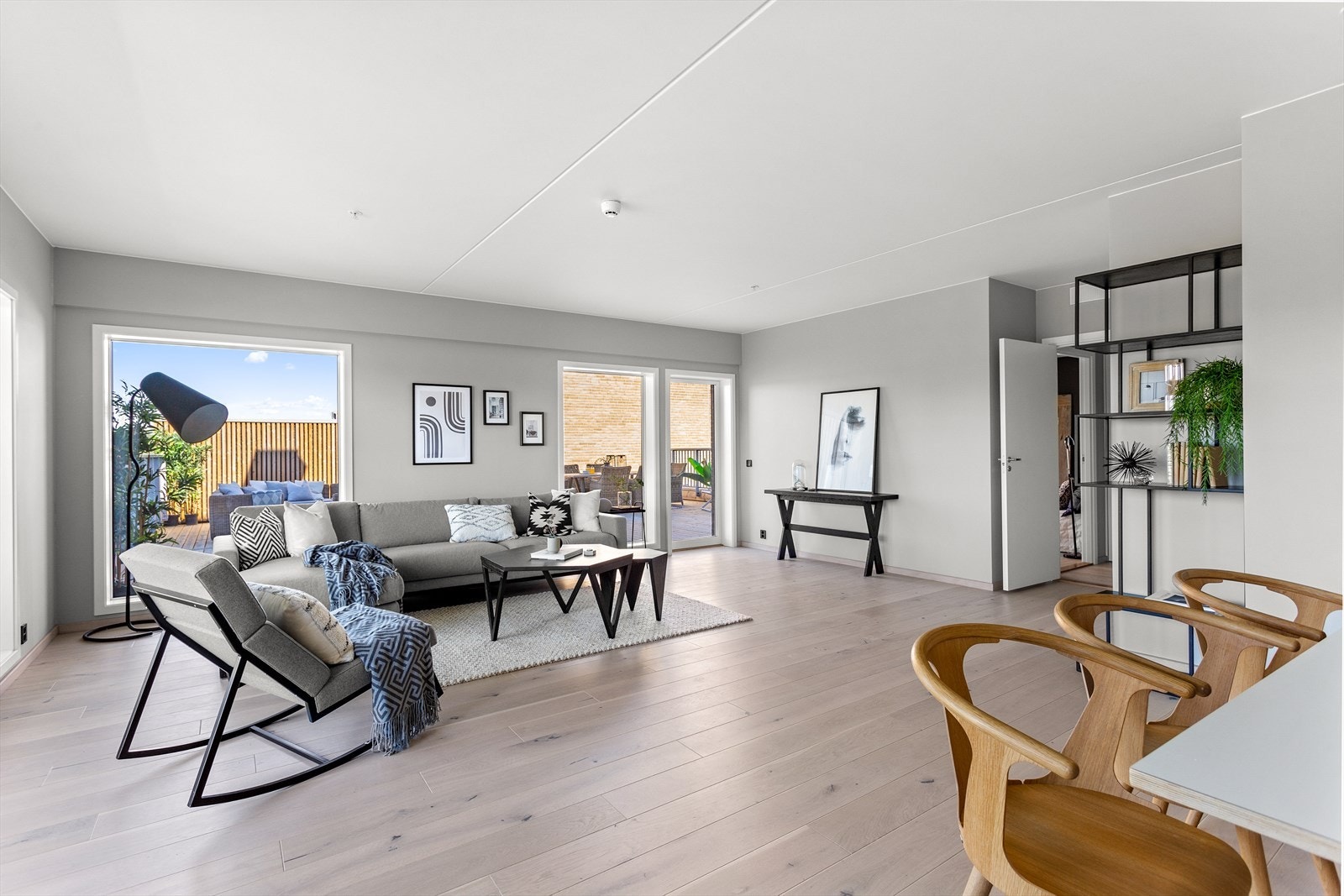 Leiligheten har flere innrednigsmuligheter og god plass til både en stor sofa og et stort spisebord. Galleribilde