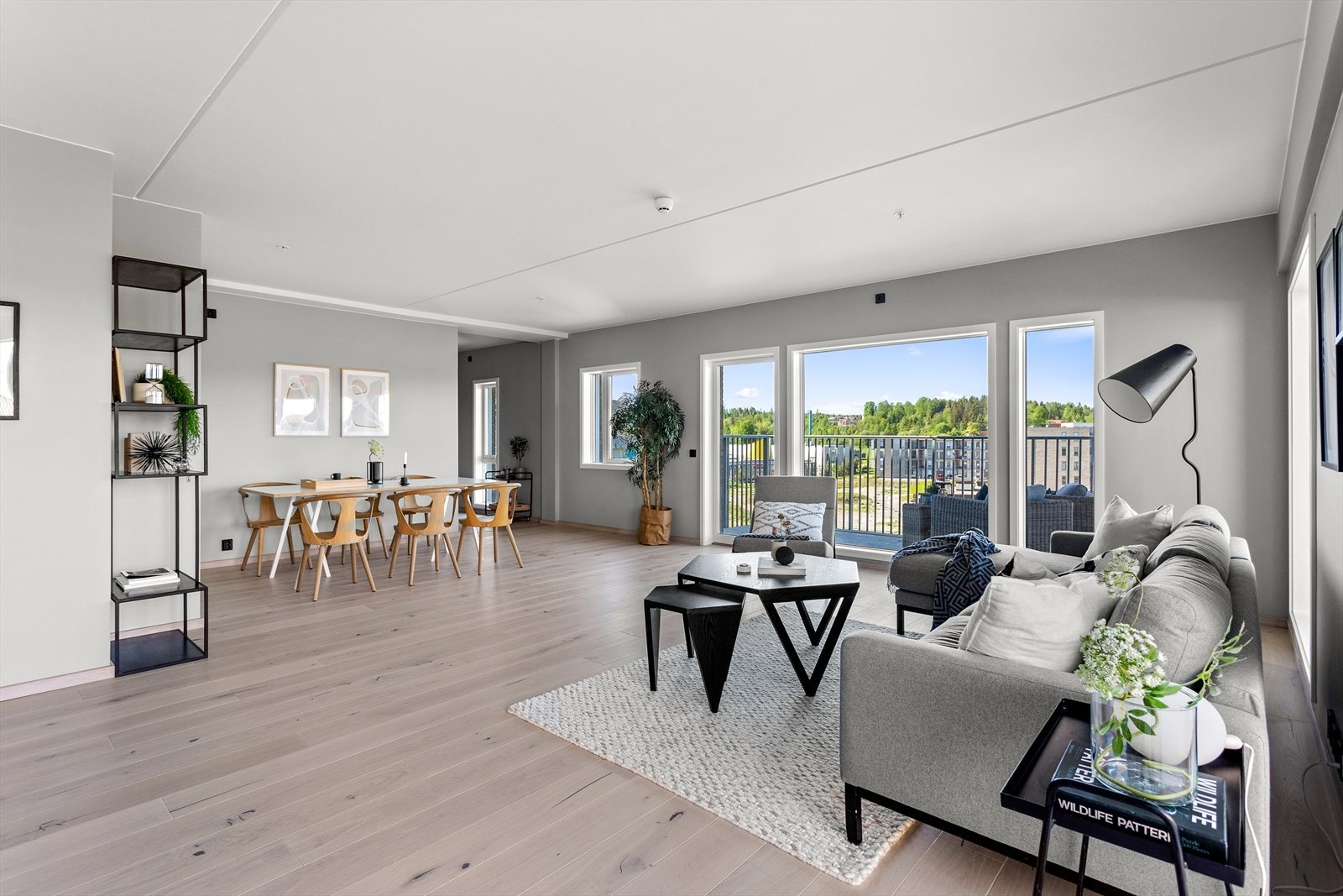 Det er god plass til et stort spisebord i stua. Her kan man invitere god venner og familie til hyggelige selskap. Galleribilde