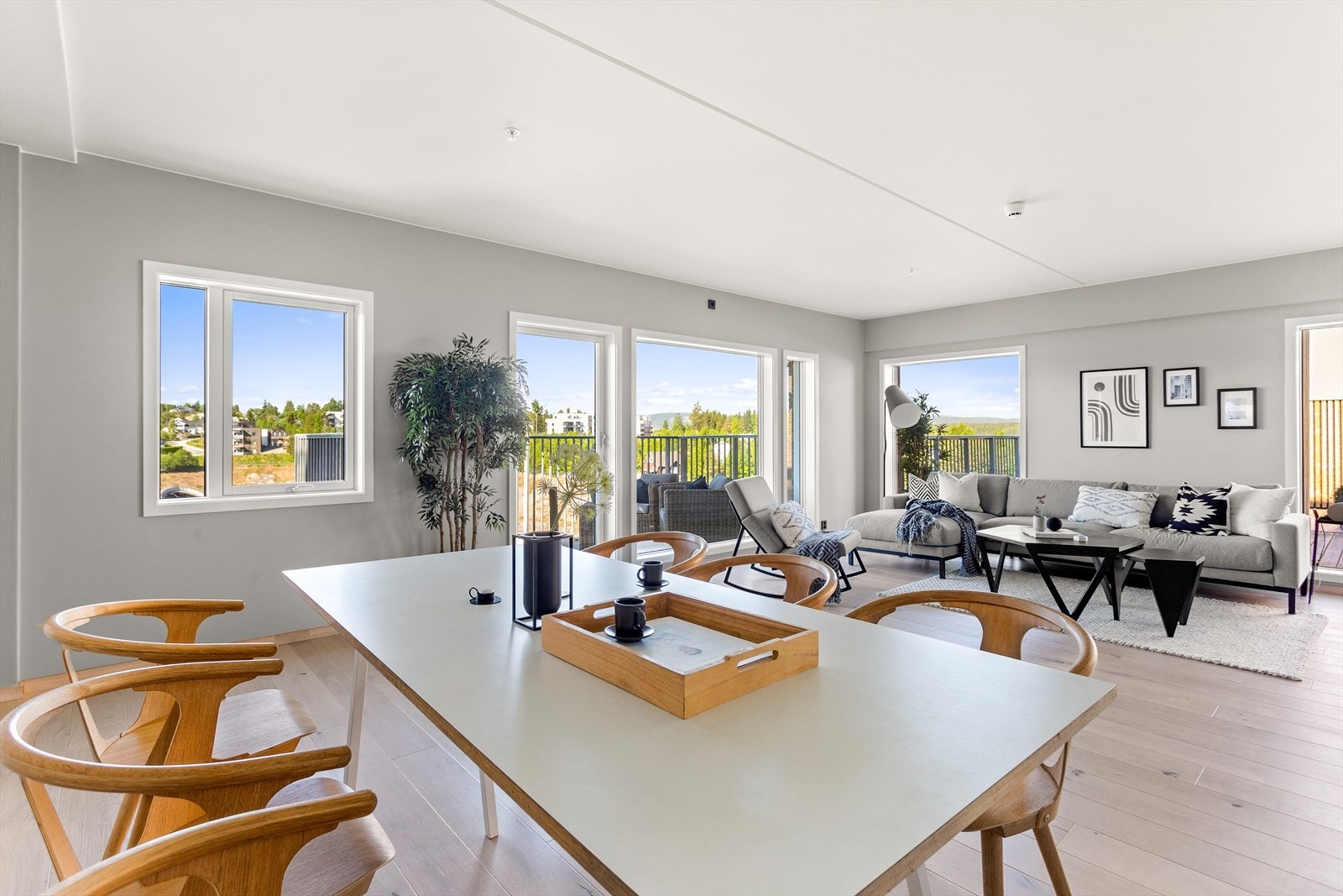 Leiligheten har to stuer, hvor det er utgang til både balkong og takterrassen. Her er det god plass til flere sittegrupper! Galleribilde