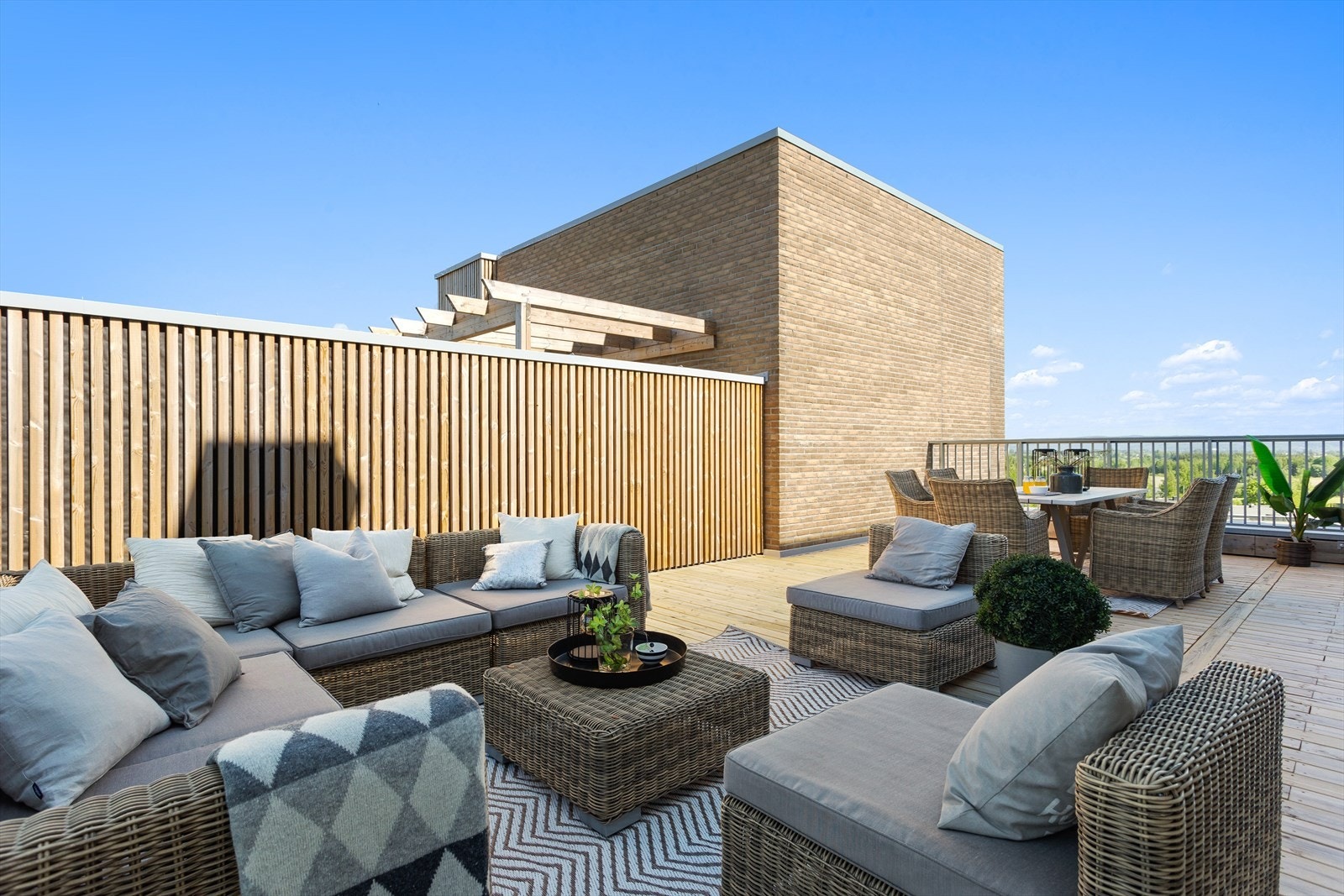 Den nydelige og private takterrasen er noe av det som gjør denne leiligheten ekstra spesiell. Galleribilde