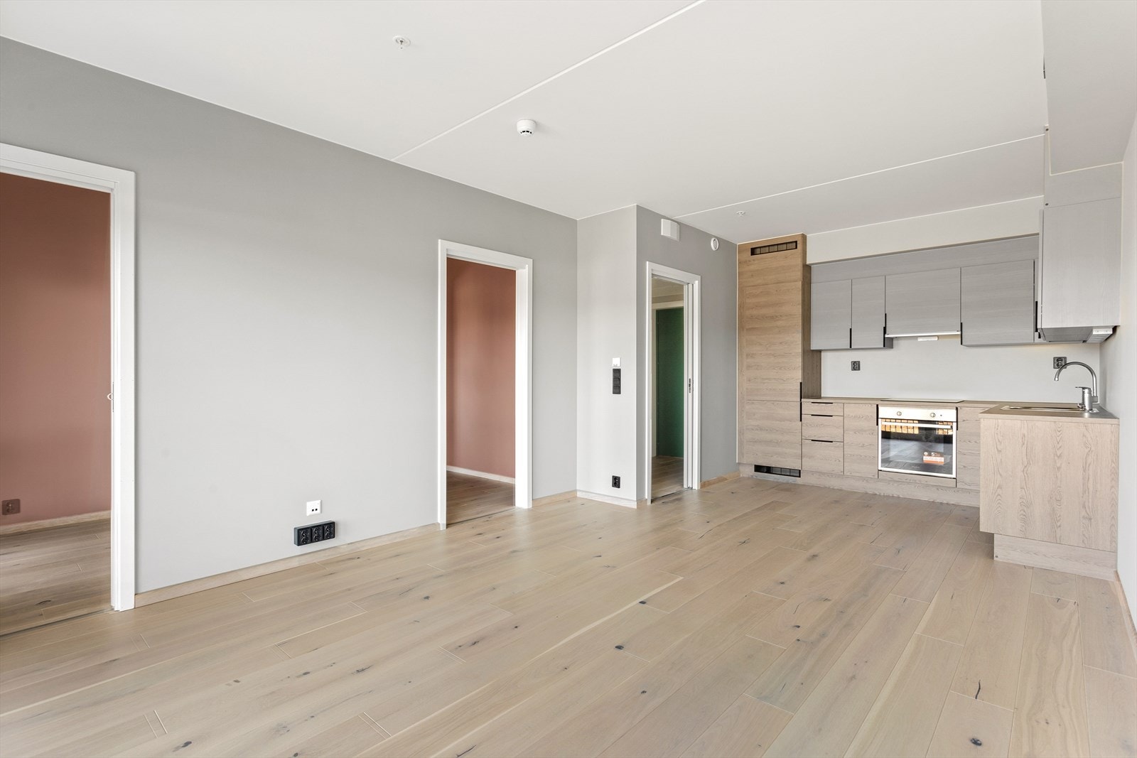 I hybelen finner man et lyst og romslig oppholdsrom med flere innreningsmuligheter. Galleribilde