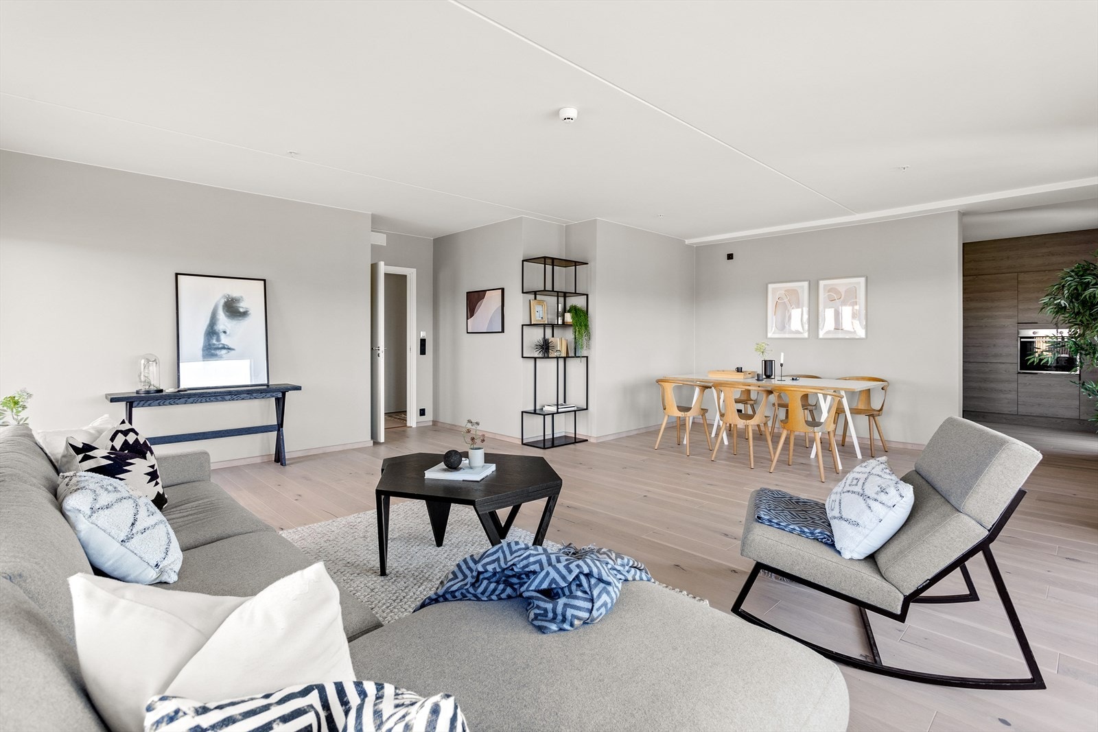 Leiligheten har også en flott 1-stavs eiekeparkett på alle gulv (bortsett fra bad) Galleribilde