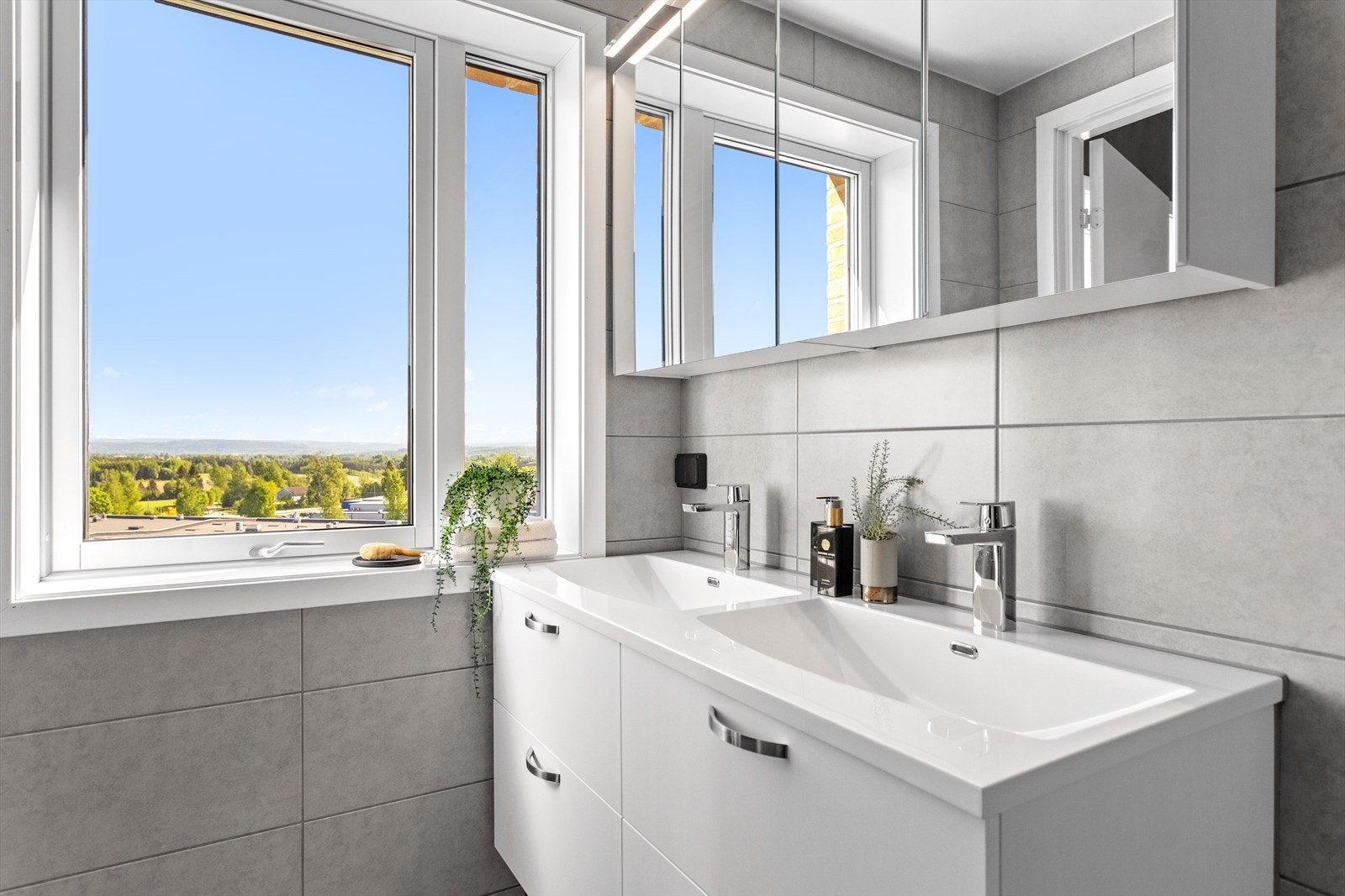 Også fra badet har man nydelig utsikt! Galleribilde