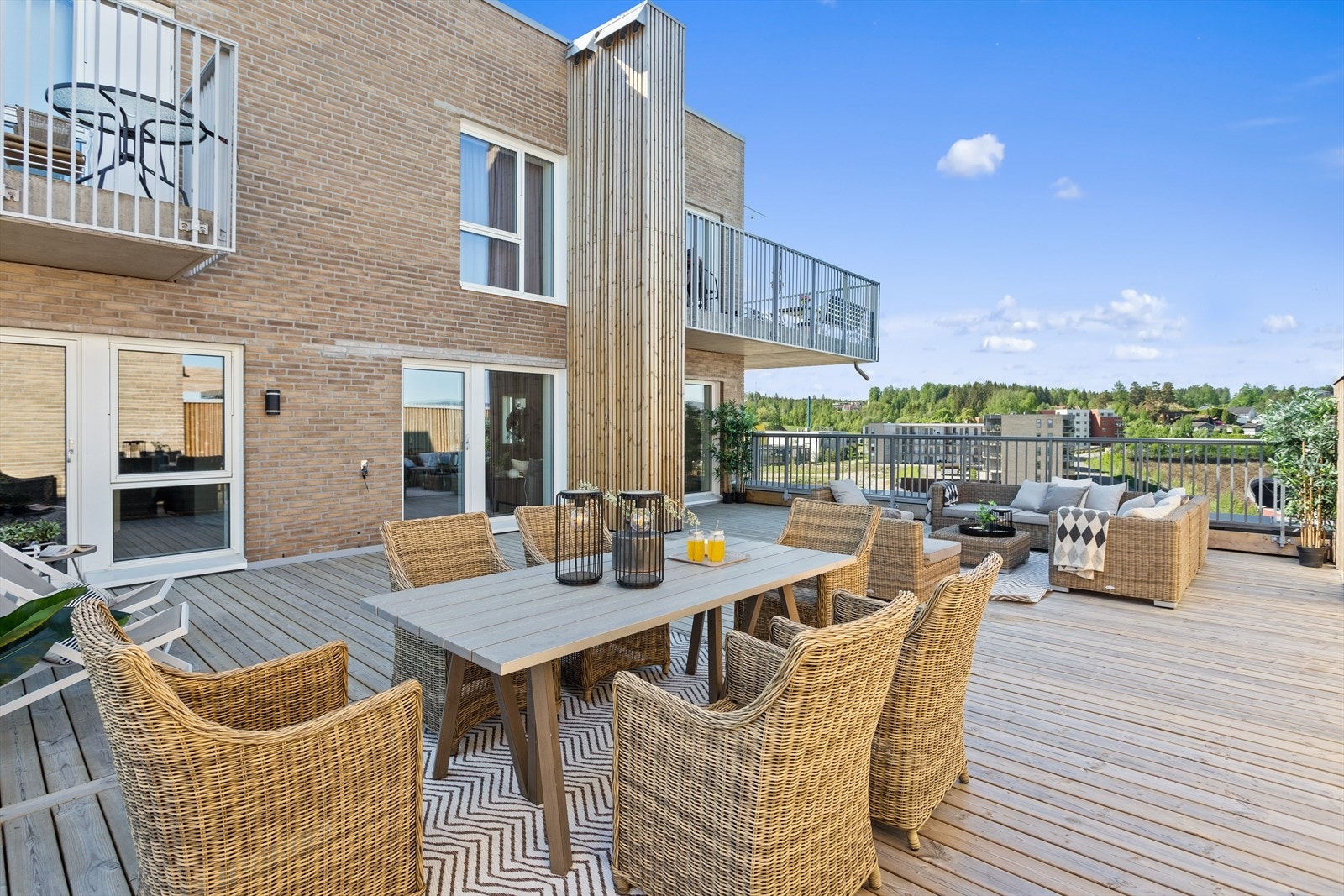 Velkommen til Gladbakkgutua 18A! Dette er en sjelden mulighet til å skaffe seg en råflott og moderne toppleilighet fra 2023 med takterrasse og svært sentral beliggenhet på Råholt! Galleribilde