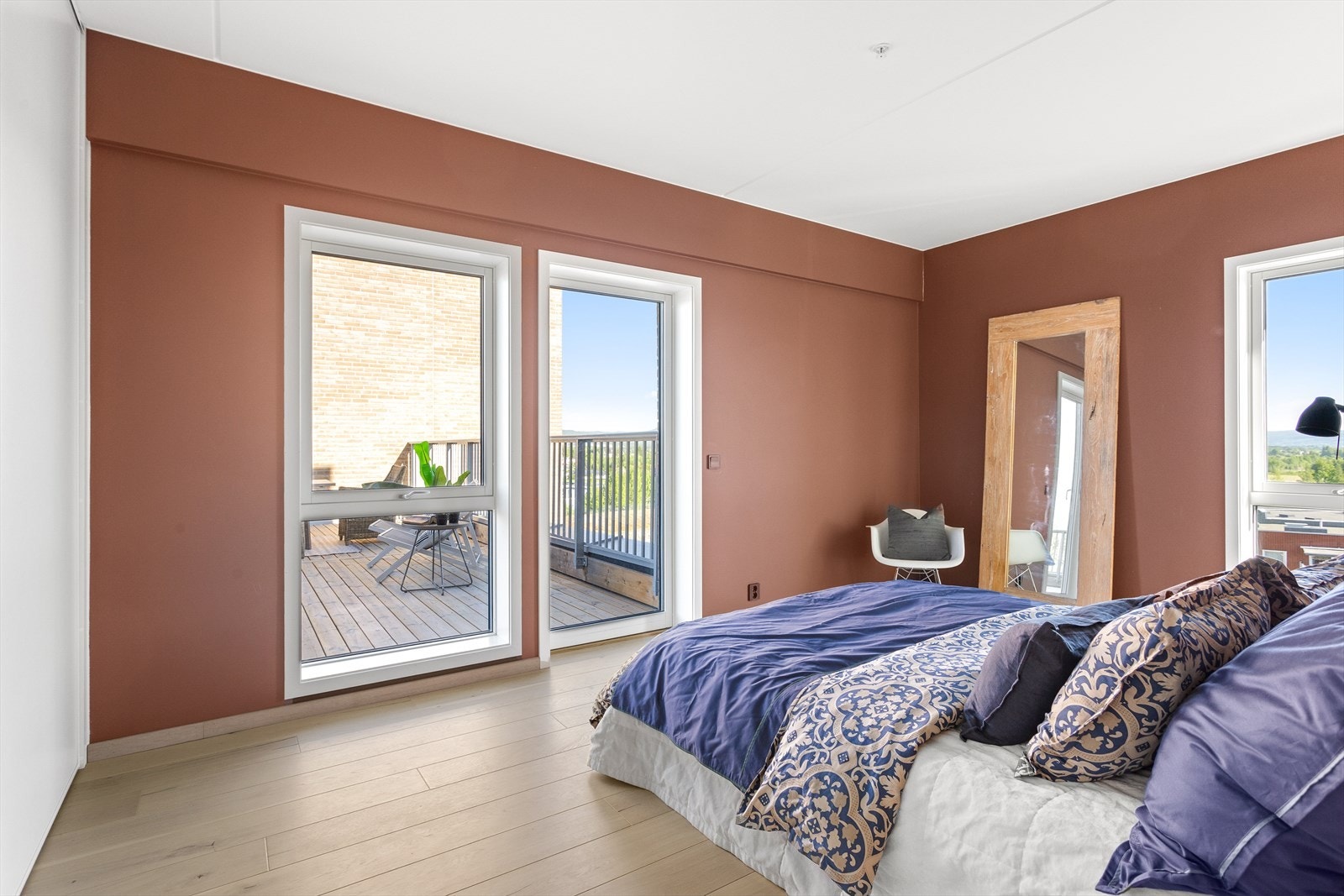 Leiligheten har et stort hovedsoveorm med god plass til dobbeltseng og tilhørende nattbord. Galleribilde