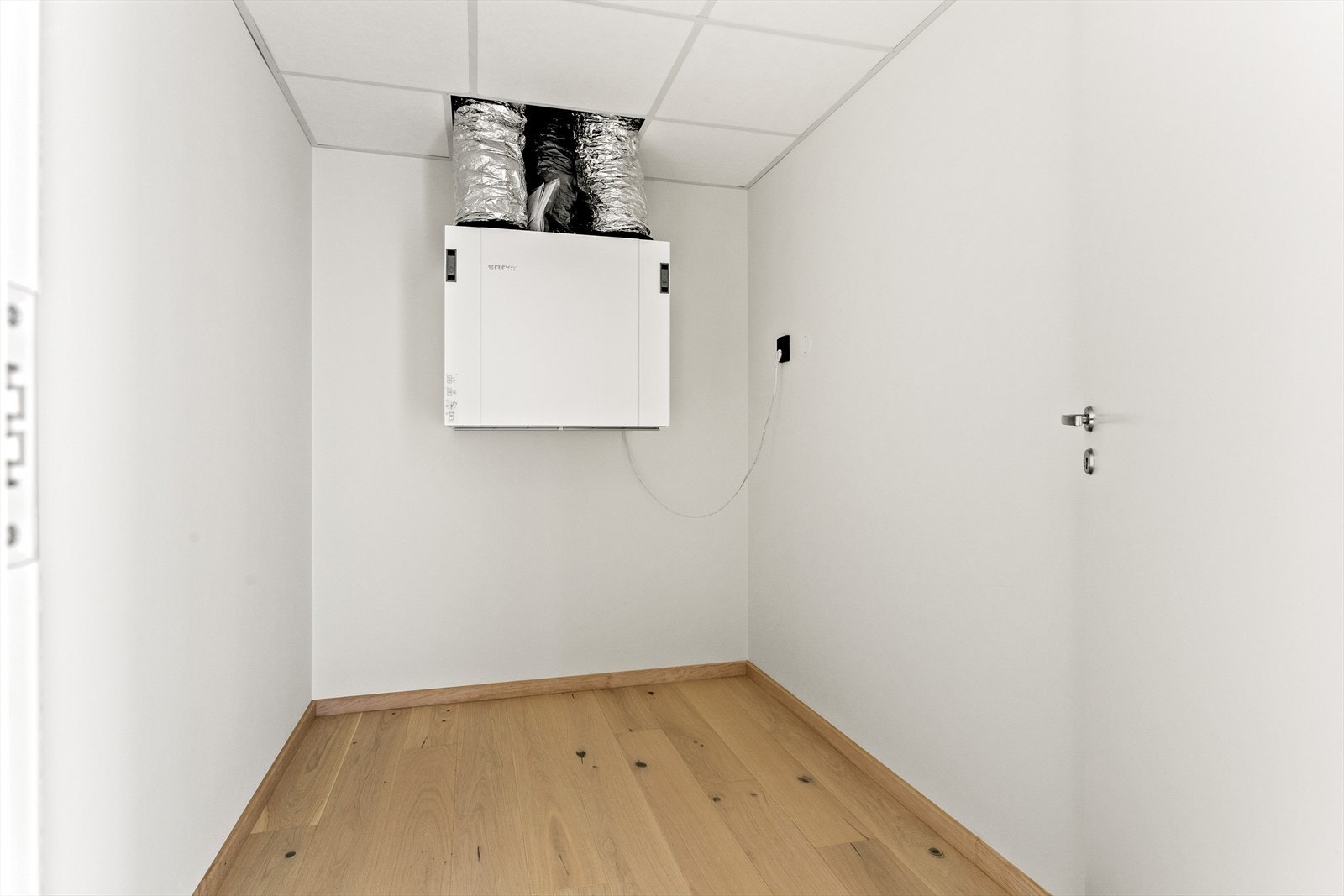 Innvendig bod. Her er det godt med lagringsplass! Galleribilde