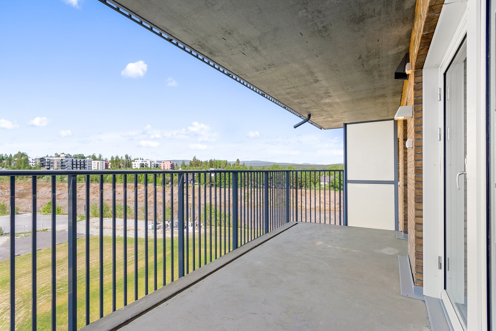 Her finner man også en hyggelig og overbygget balkong med god plass til sittegruppe og grill. Galleribilde