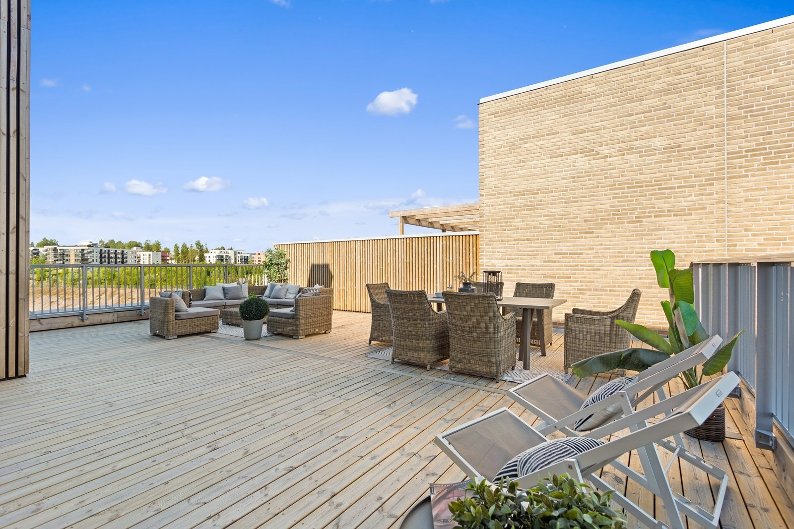 Fra stua kommer man ut til den flotte takterrassen. Den er på hele 71 kvm og har god plass til flere sittegrupper, grill og planter. Galleribilde