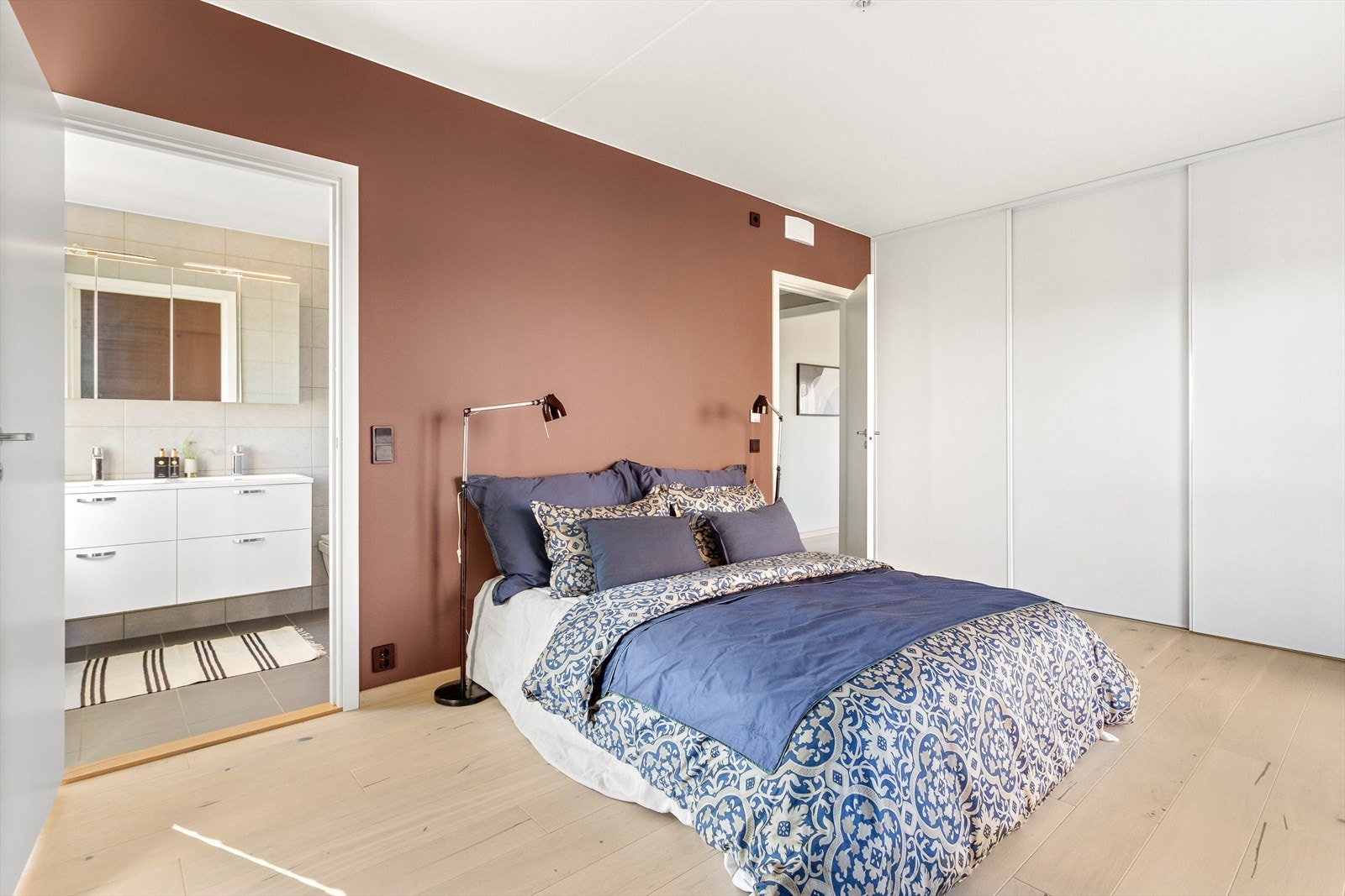 Hovedsoverommet har eget bad og godt med lagringsplass i en stor skyvedørsgarderobe. Galleribilde