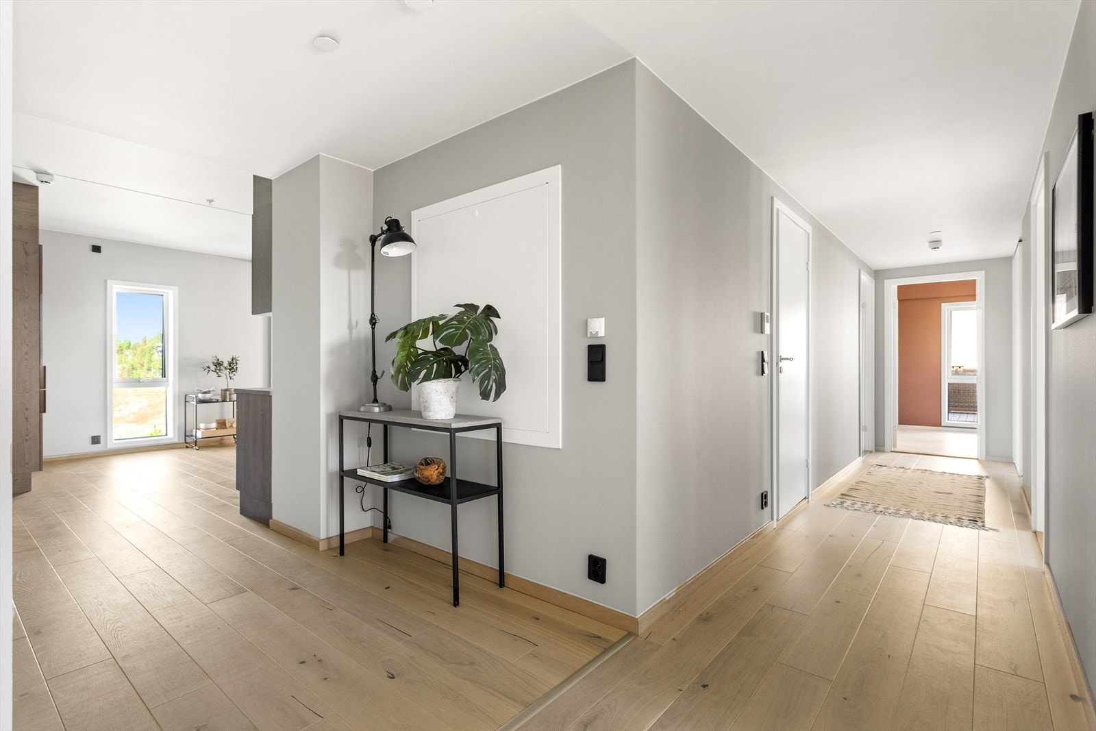 Romslig og luftig gang med dører inn til 3 soveorm, bad og stue nummer 2. Galleribilde