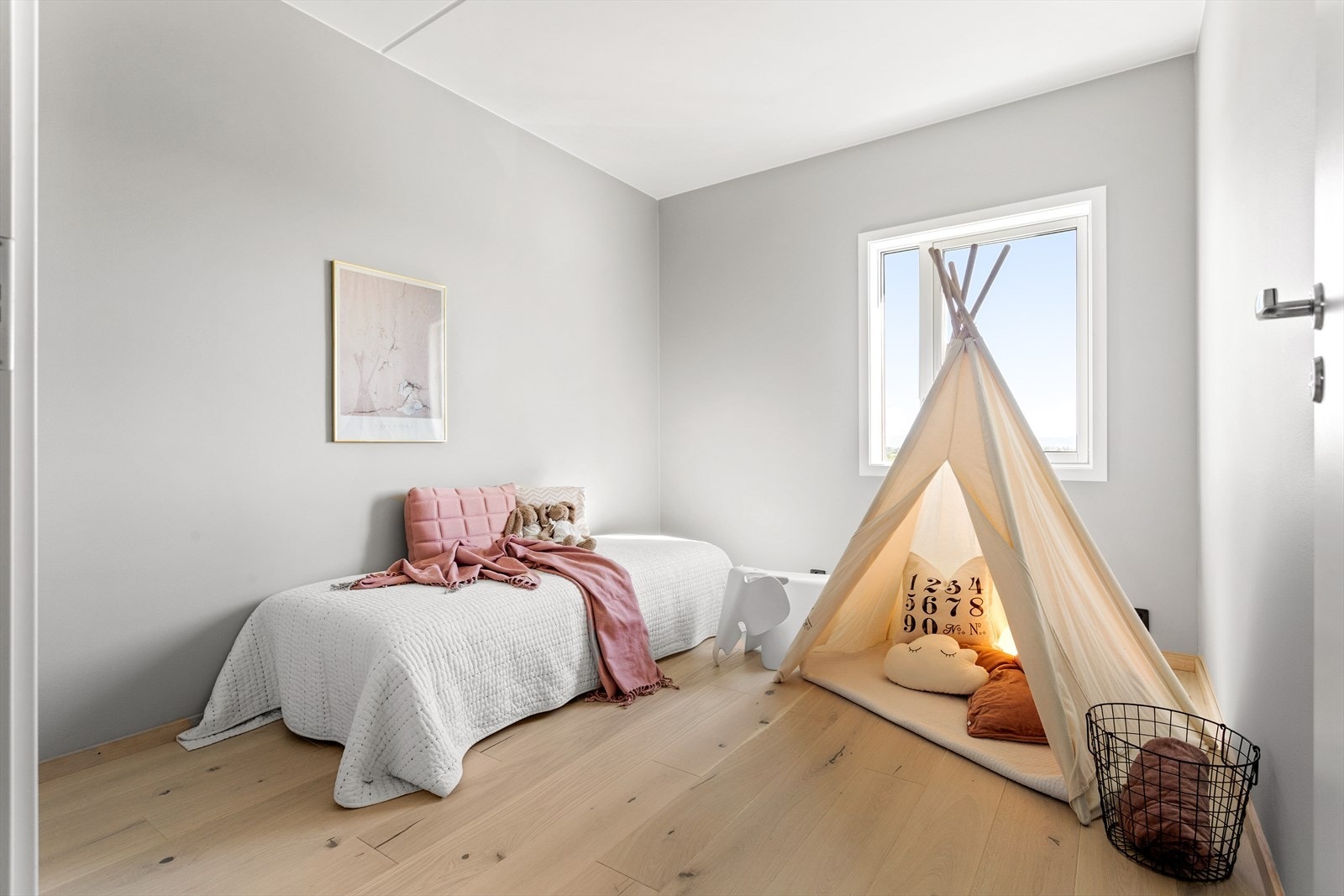 Soverom 2 er også et godt soveorm med plass til seng, garderobe og kommode. Galleribilde