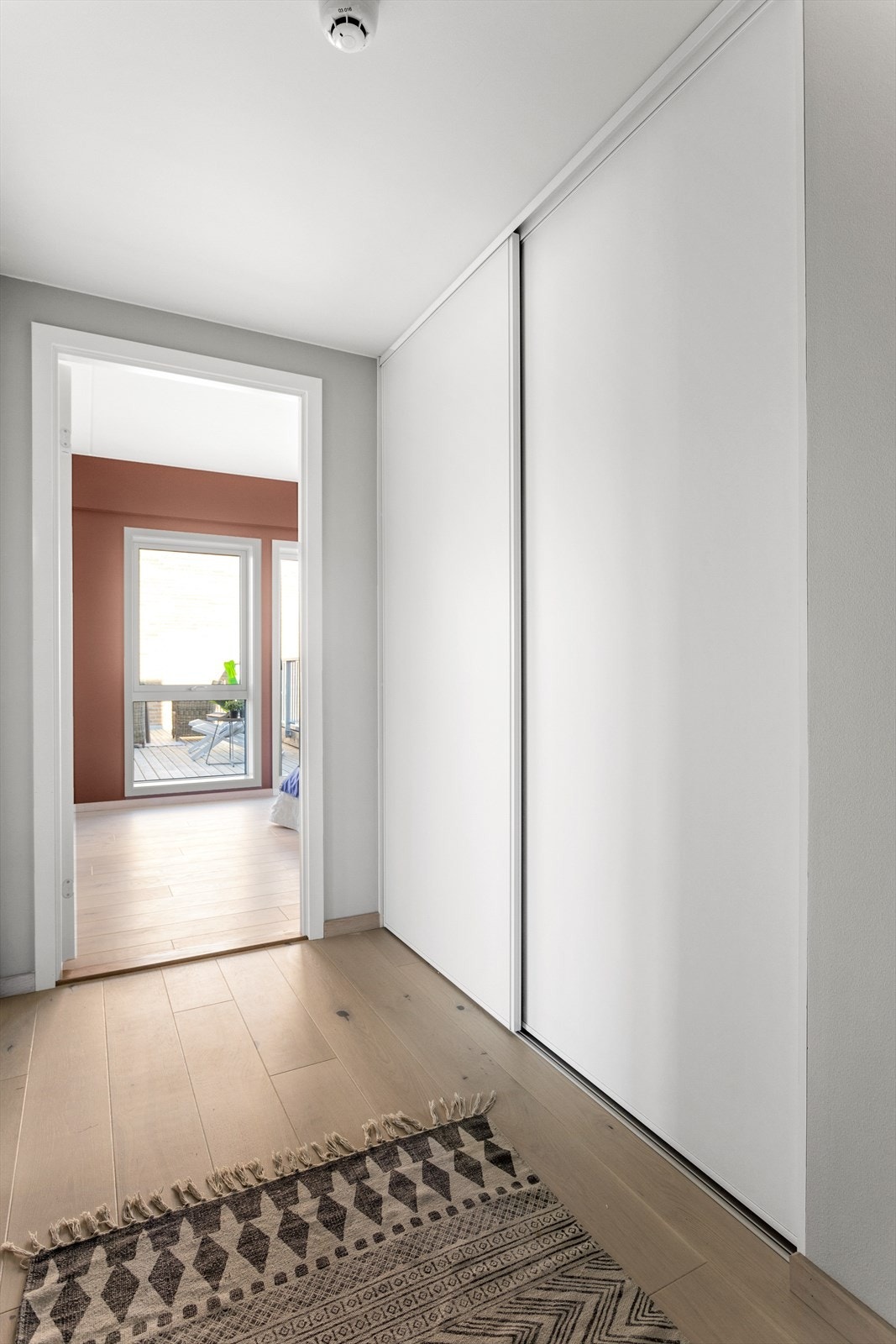 I gangen er det også montert en stor skyvedørsgarderobe til lagring av sko og ytterjakker. Galleribilde