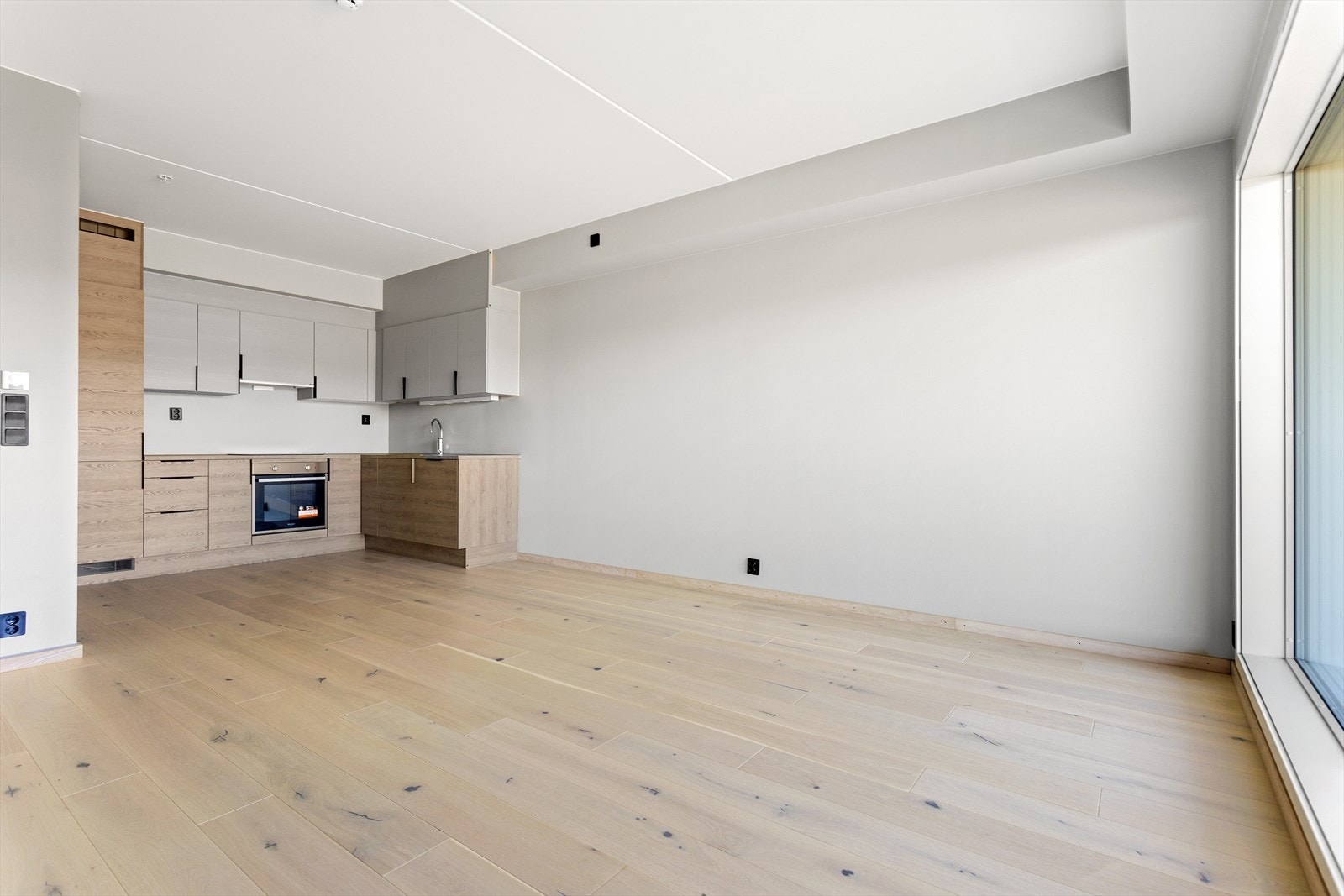 Stuen er av god størrelse og det er plass til sofa, bord og tv-benk. Galleribilde