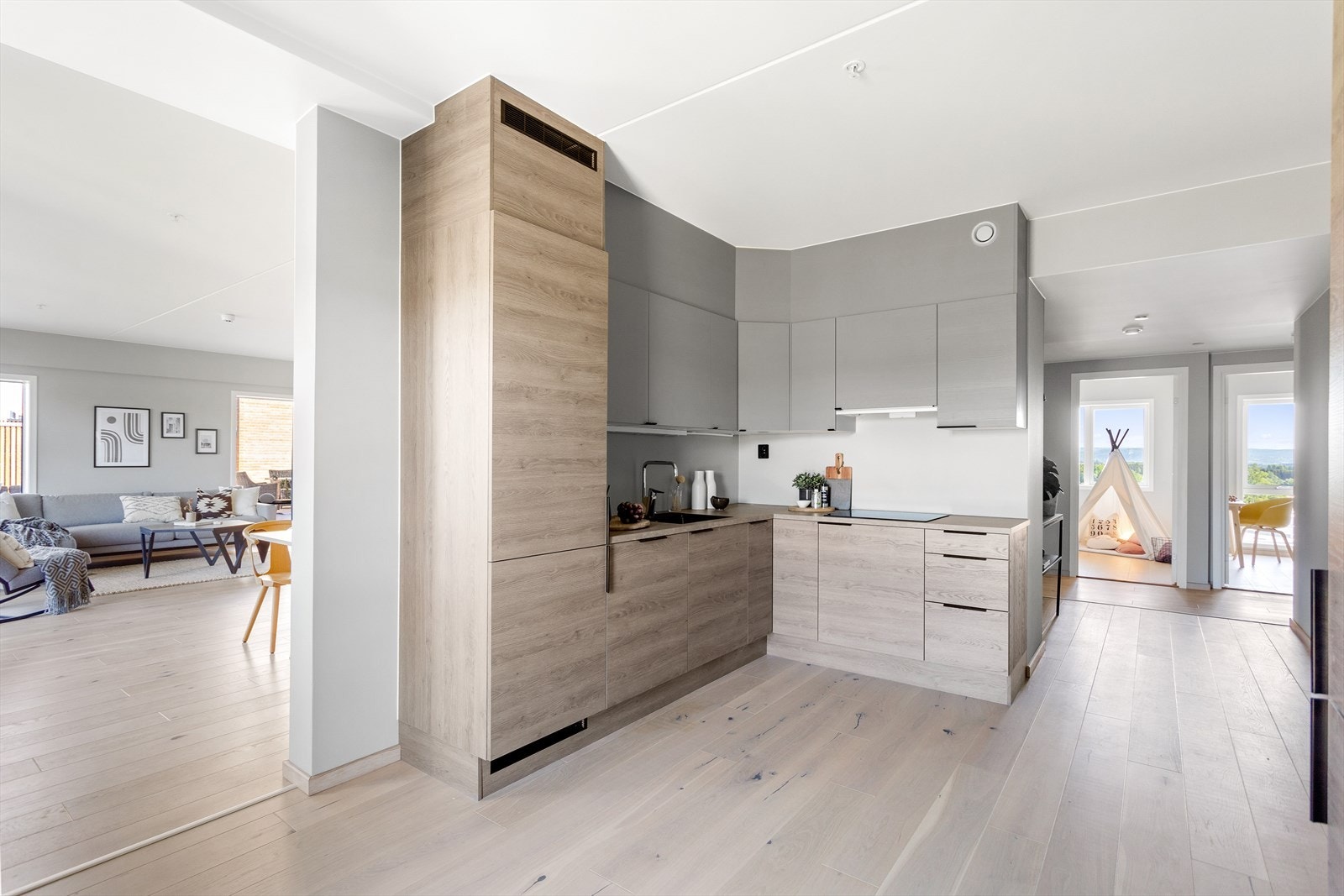 Det er satt inn et lekkert og påkostet kjøkken med moderne fronter, tahøy innredning og integrerte hvitevarer. Galleribilde