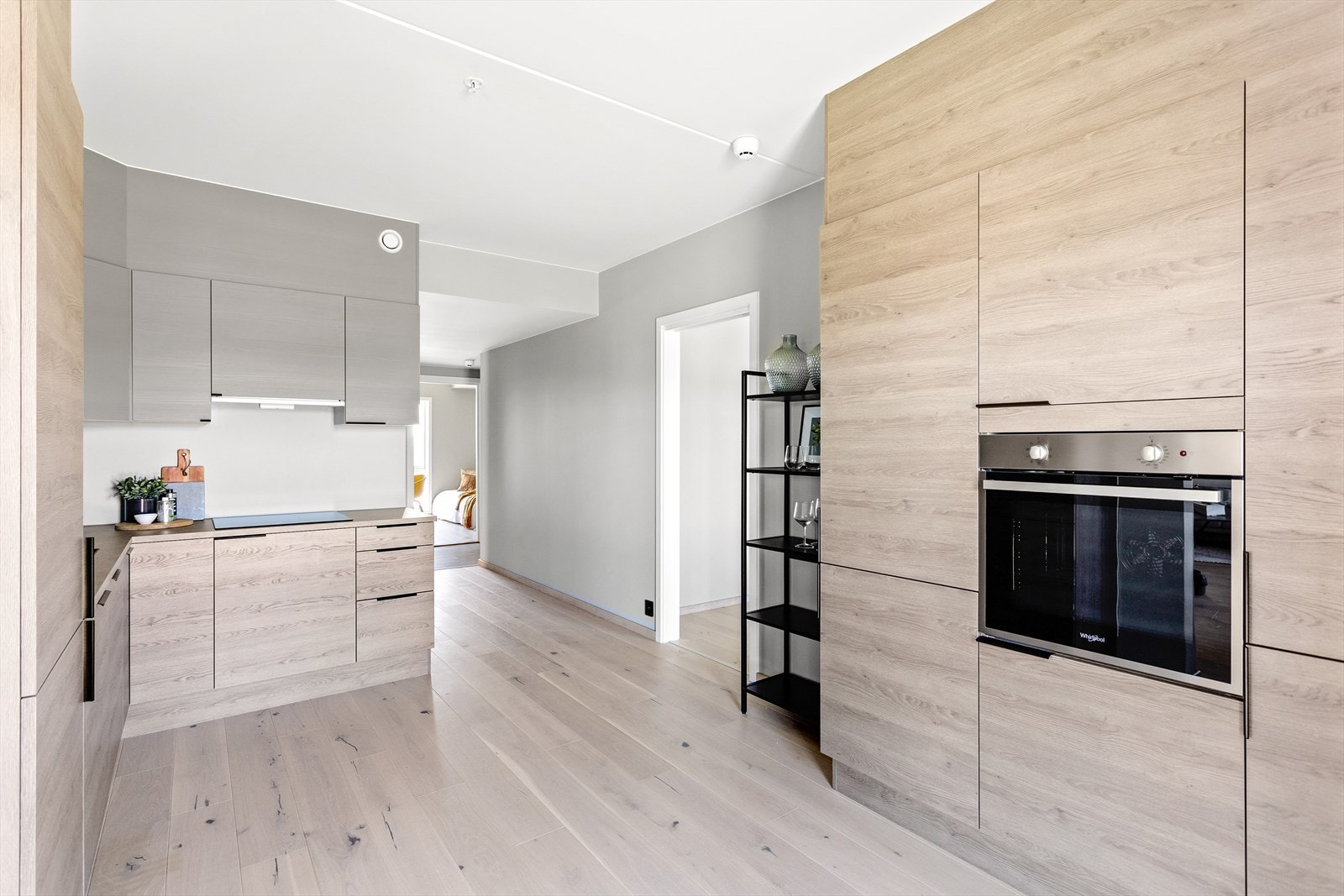 Det stilfulle kjøkkenet har også godt med høyskap langs den ene veggen. Komfyren er integrert, og løftet opp i høyden. Dette gir en god arbeidshøyde. Galleribilde