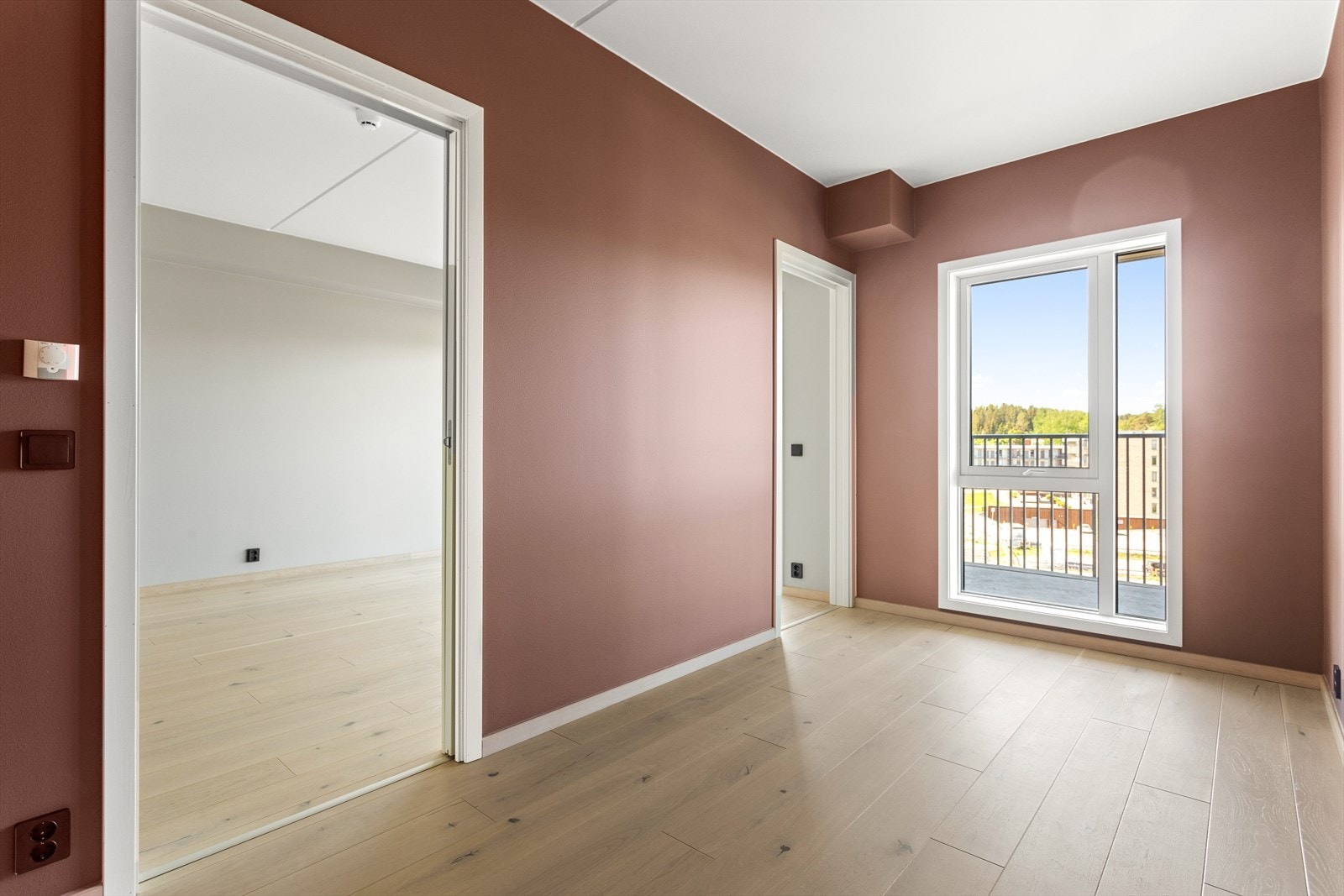 Også dette rommet er malt i den fine plommefargefargen. Galleribilde