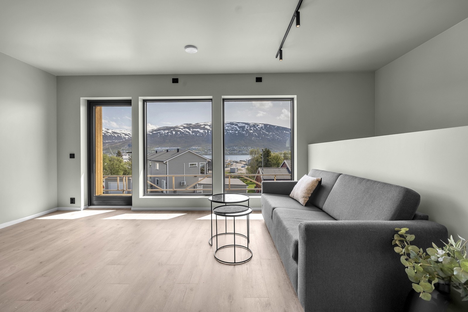 Utgang til stor balkong med fantastisk utsikt.