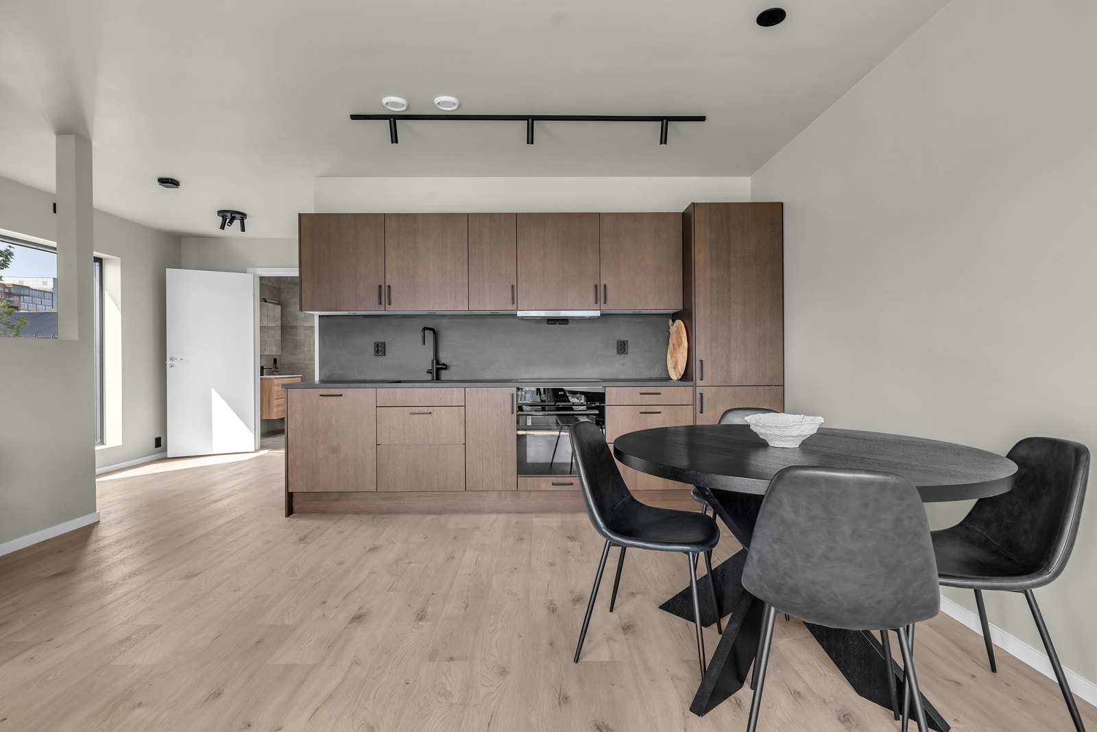 God plass til spisebord i overgang mot kjøkken.