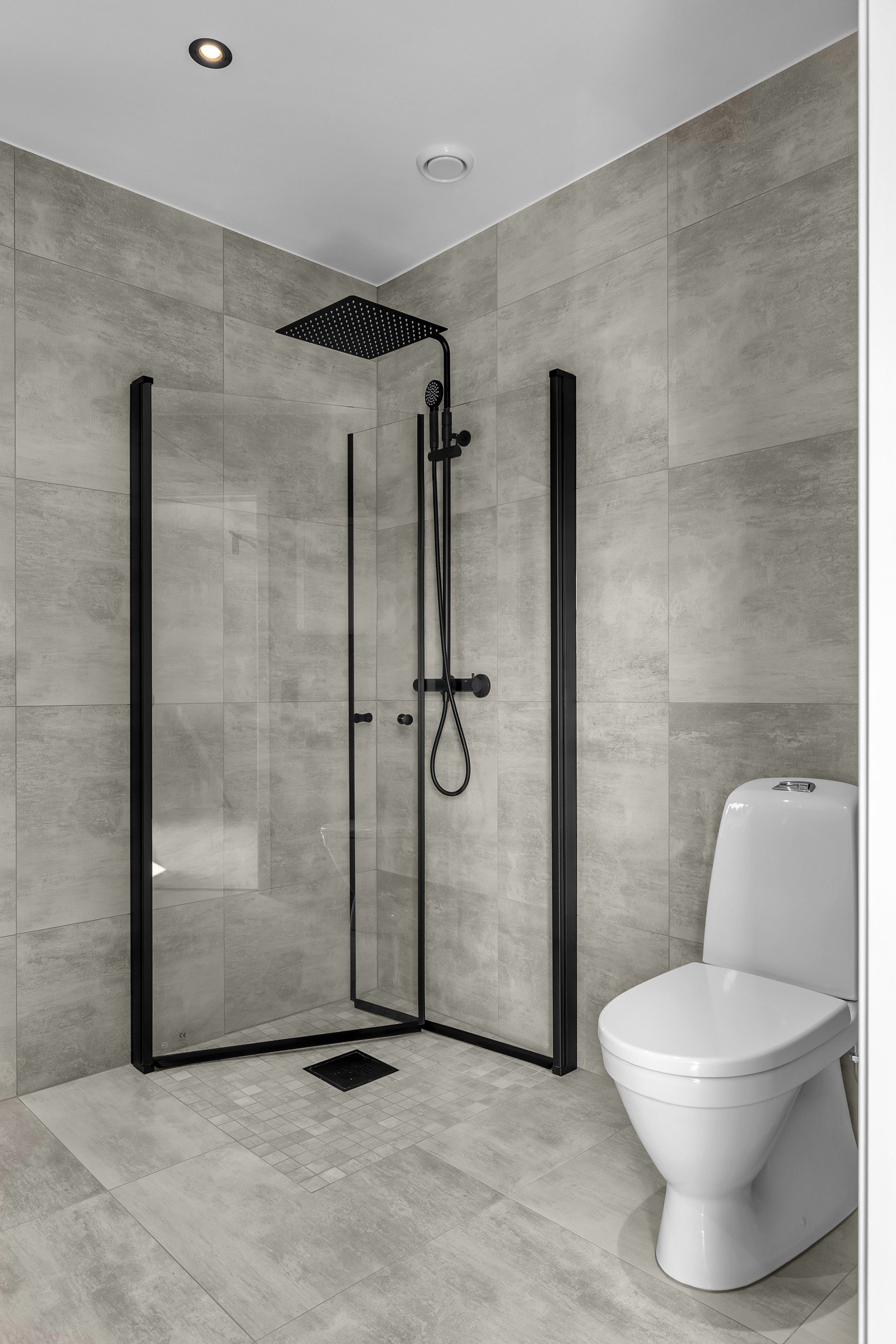 Dusjhjørne med svarte detaljer.