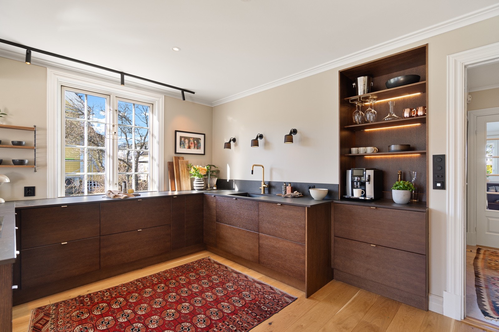 Innredningen er stilren og moderne med et eksklusivt uttrykk; levert av Huseby og oppført i 2022 Galleribilde