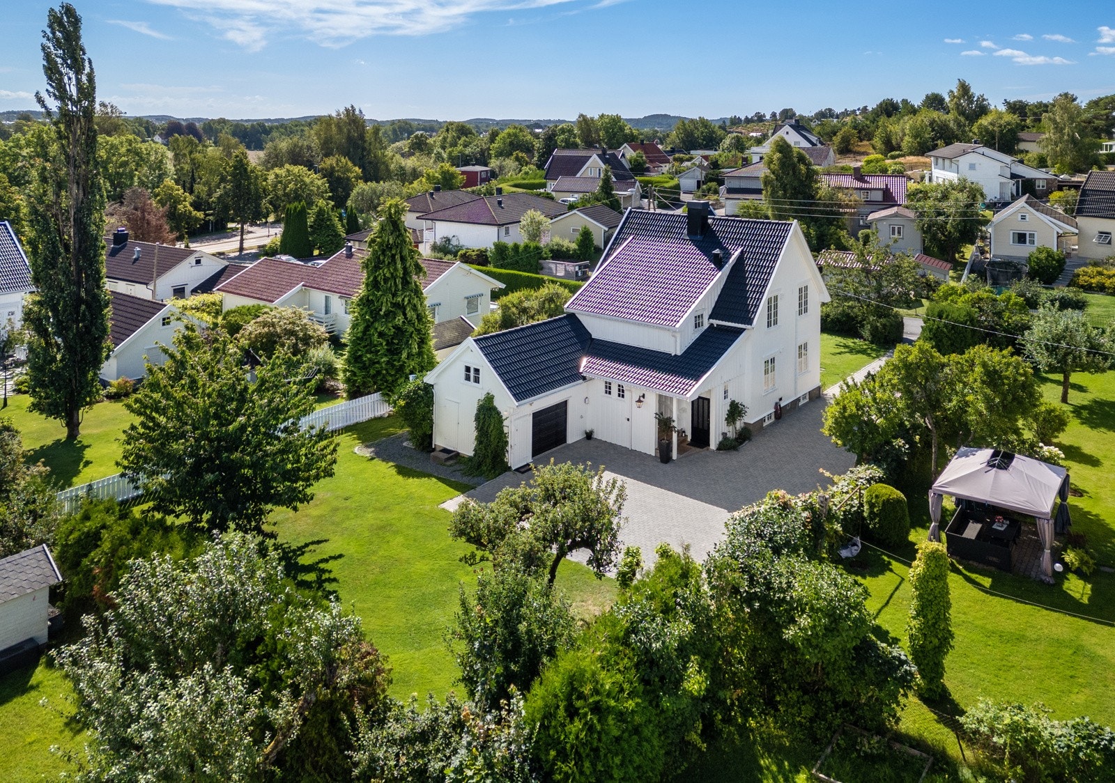 Takfornying på huset ble gjennomført i 2023/24, og inkluderte vasking, maling og impregnering av taket. Galleribilde