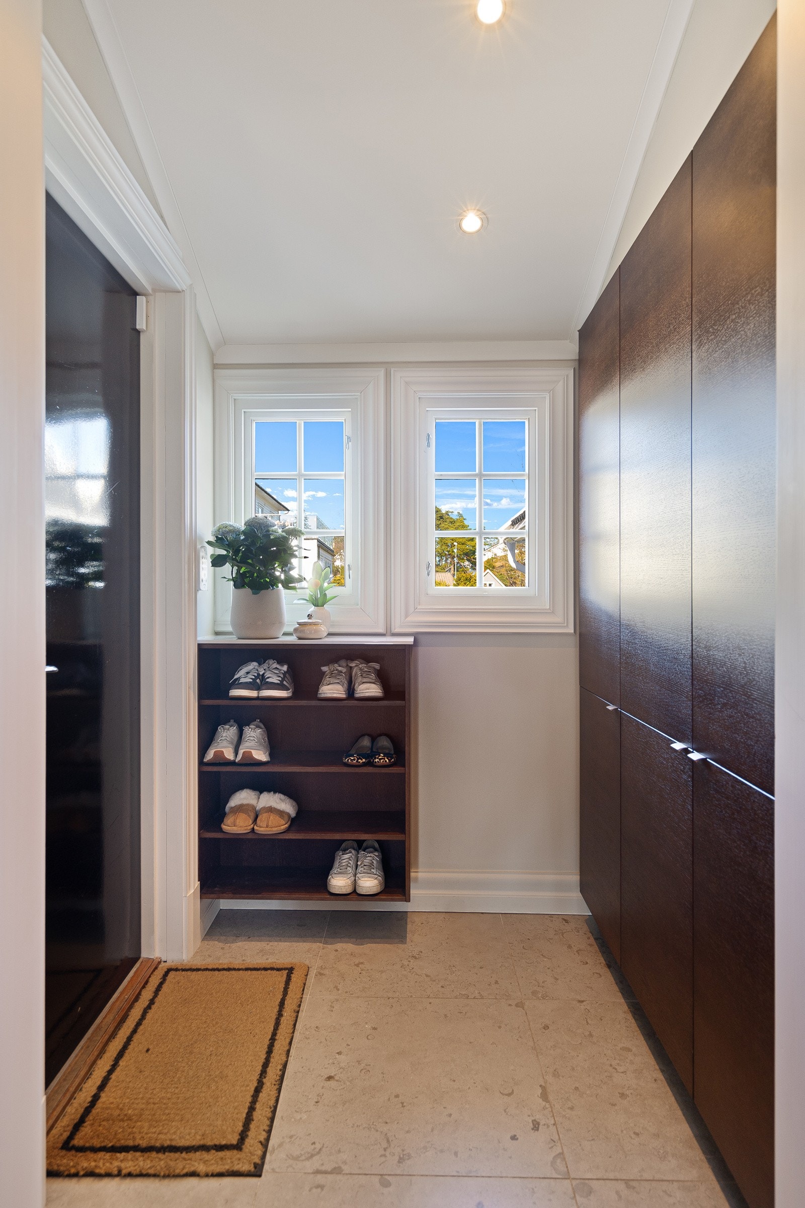 I entre/ vindfang er det garderobeskap og skohylle som er levert av Huseby kjøkken, i samme utførelse som kjøkkeninnredningen. Skohyllen har toppplate i silestone. Galleribilde