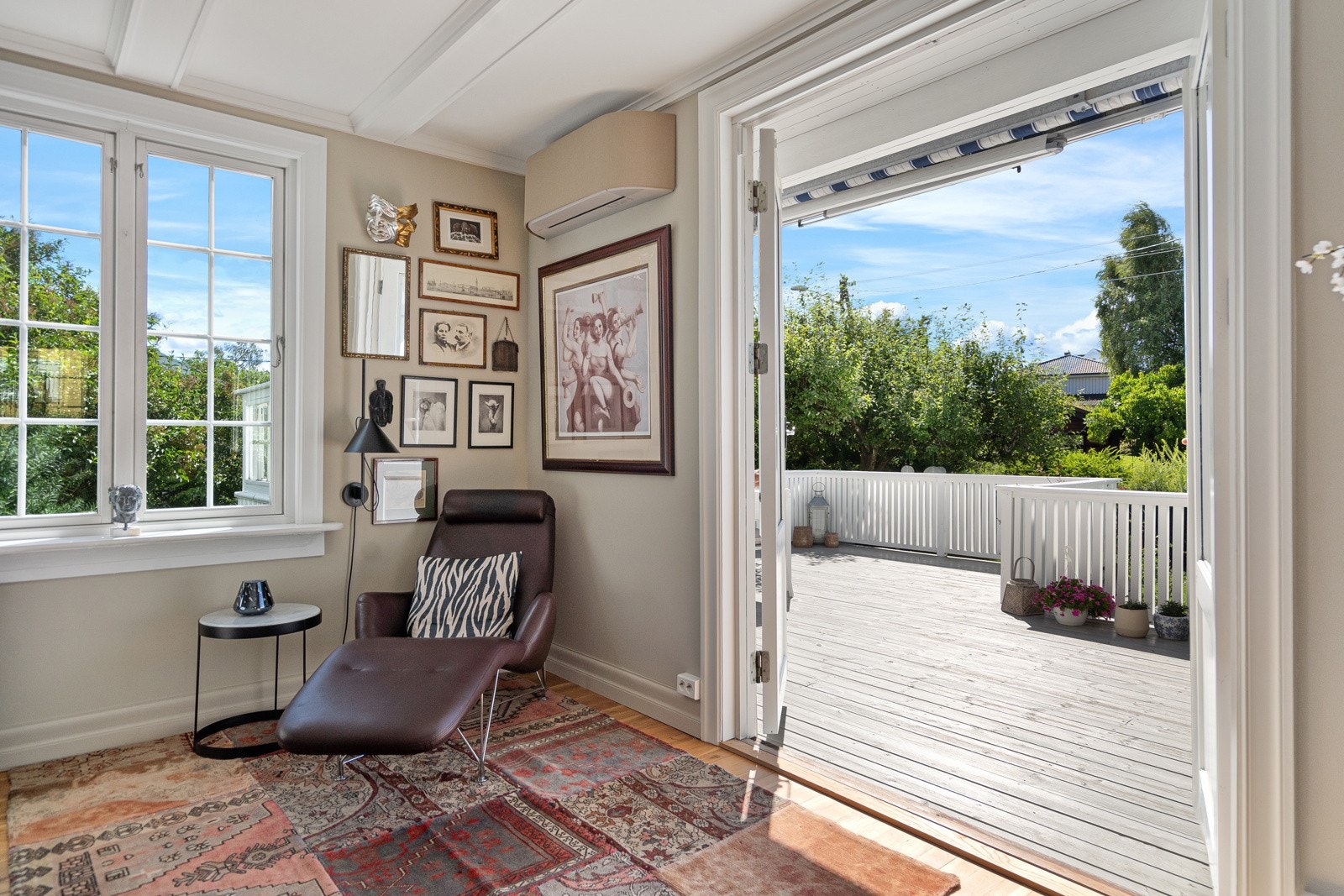 Stuen har god møbleringsfrihet i vinkelløsning, og vinduene inkluderer en tofløyet glassdør til terrassen Galleribilde