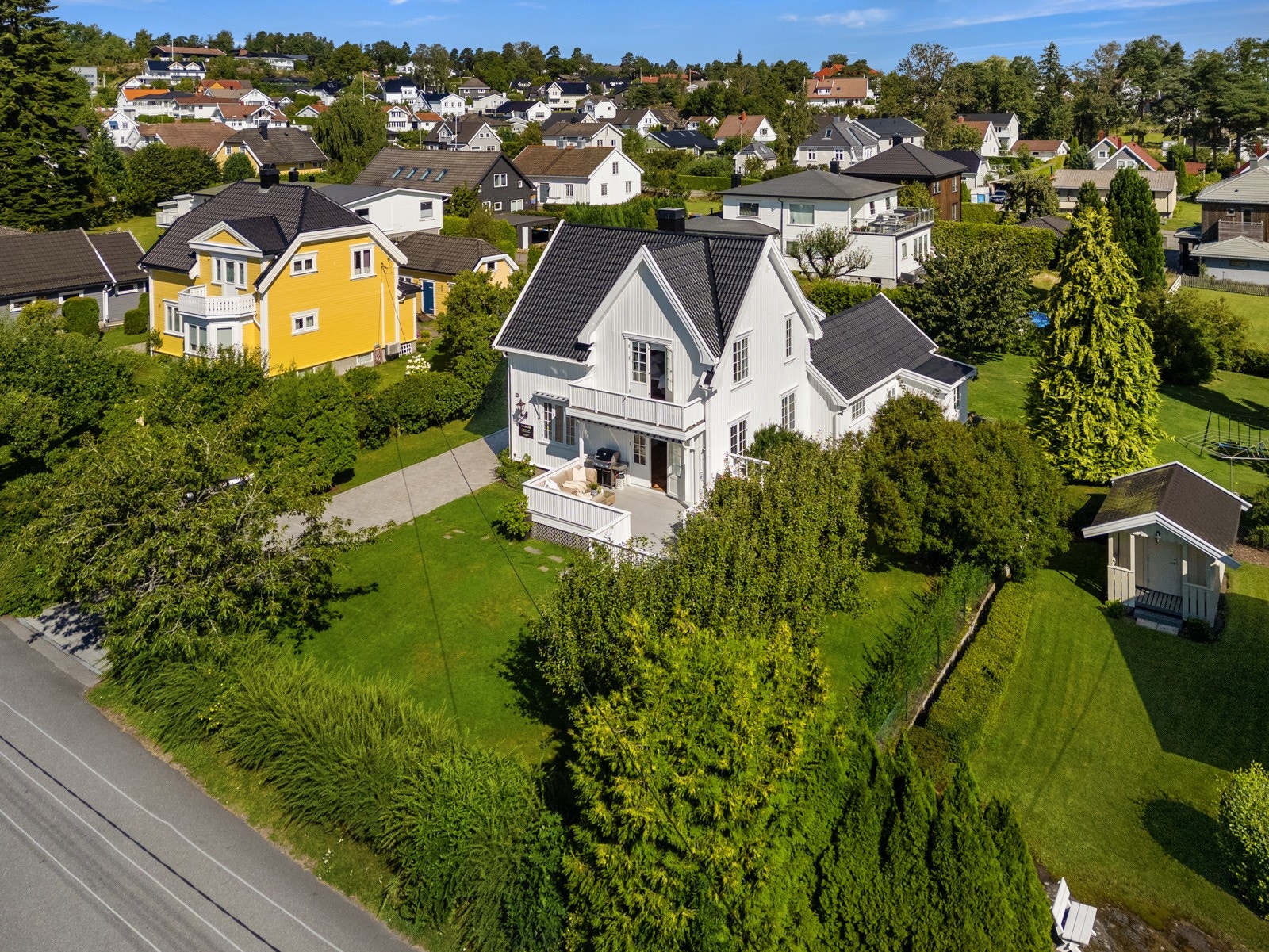 Fra eiendommen er det gangavstand til barnehage, barneskole og ungdomsskole (Steinerskolen ligger også i nærområdet). Idylliske Teieskogen med flotte turområder ligger i kort gangavstand og byr på god rekreasjon året rundt Galleribilde