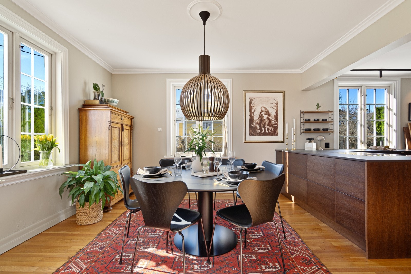 I spisestuen samles venner og familie for hyggelige måltider rundt spisestuebordet. Galleribilde