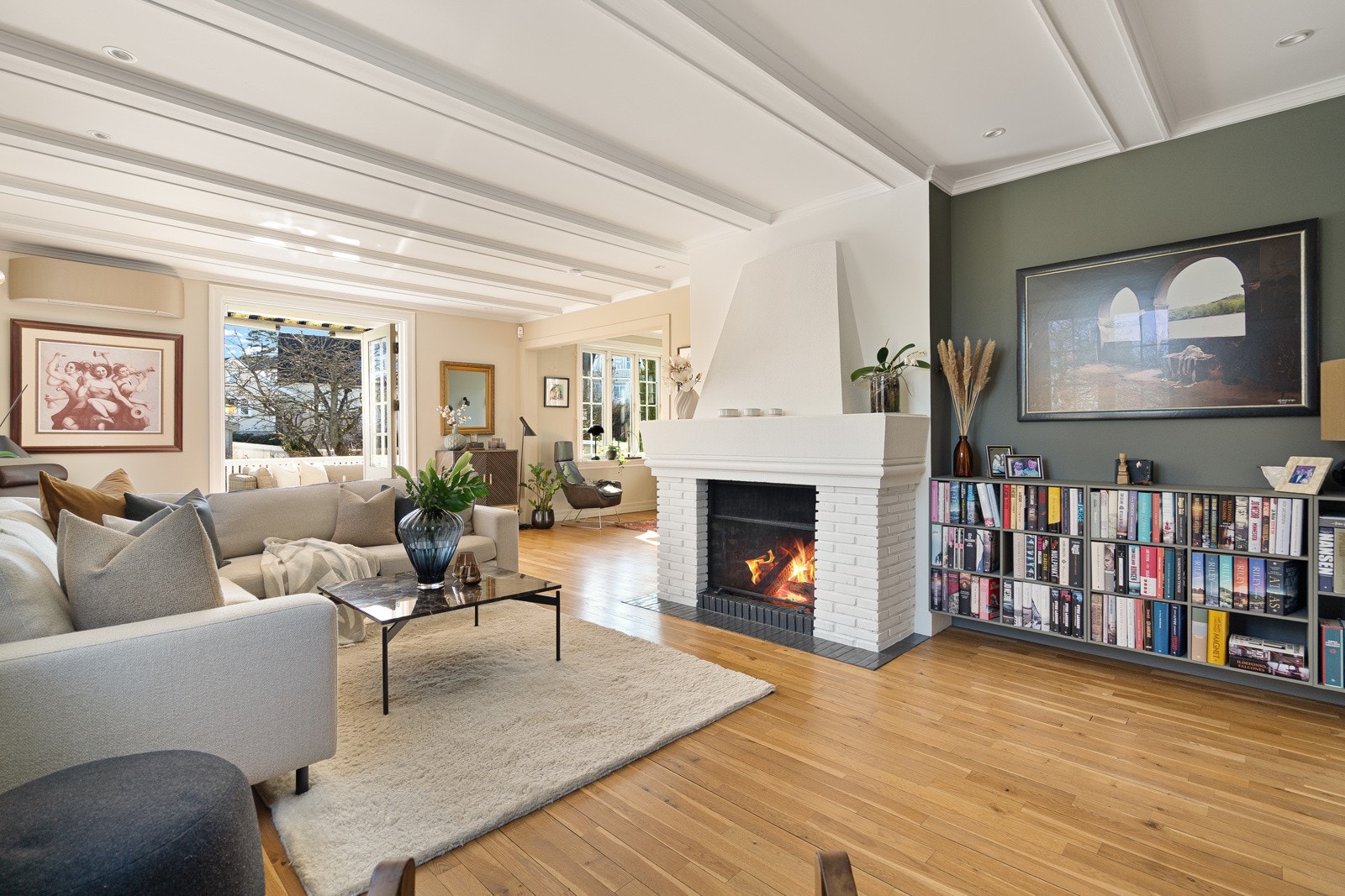 Dagslyset suppleres ypperlig av downlights i taket, og stuen er naturlig inndelt i ulike Galleribilde