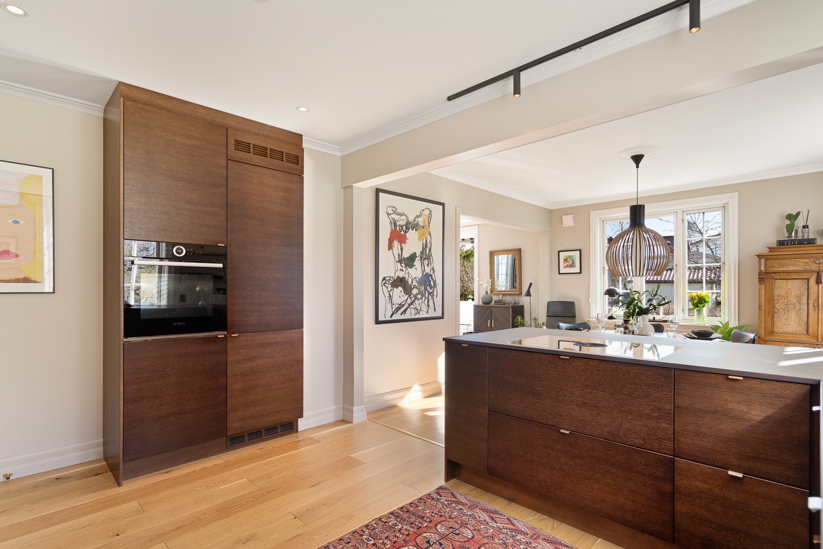 Kjøkkenet ligger avgrenset, slik at det er mulighet for både sosial matlaging og skjermet arbeidsrom. Galleribilde