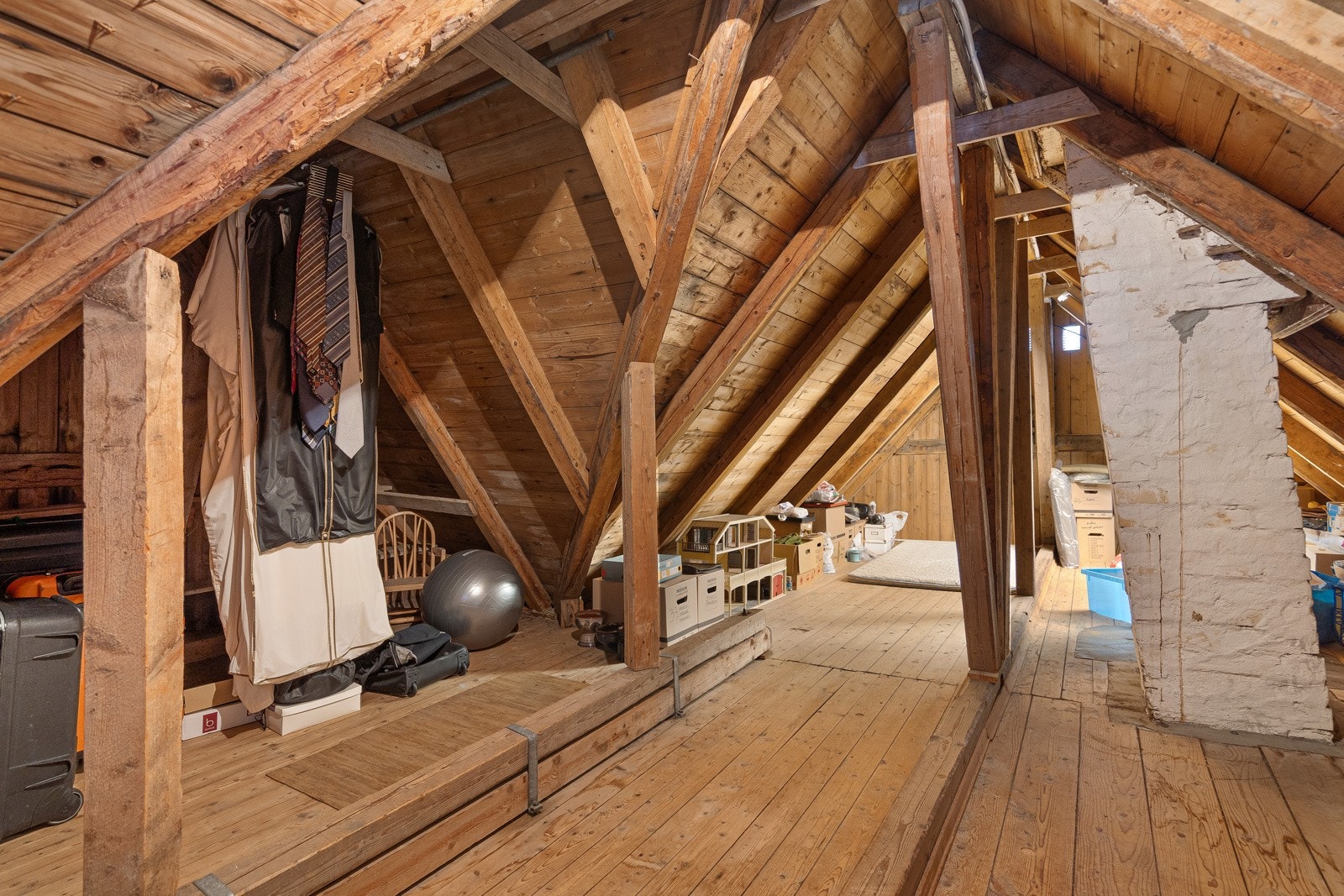 Loft med god plass for oppevaring Galleribilde