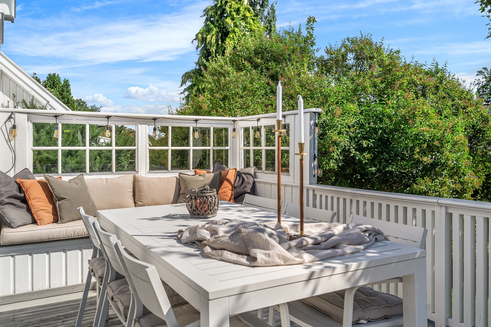 Terrassen har trapp ned til hagen, og ved et lite overbygg er utestikk og markise montert. En levegg med vinduer bidrar til fin skjerming, og har en tilhørende sittebenk for rolige stunder Galleribilde