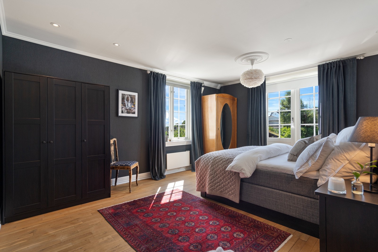 Med fire soverom er det god plass til familier med flere barn, fordelt med ett i første etasje og tre sammen i andre etasje Galleribilde