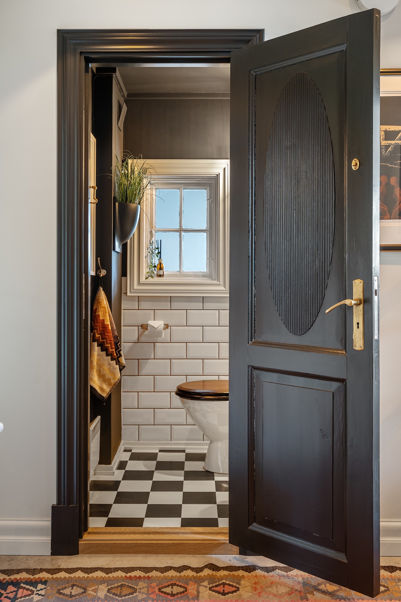 Boligen har to wc-rom, et ved kjellernedgangen og et gjestetoalett ved hallen Galleribilde