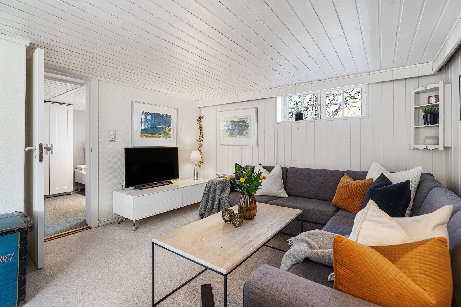 Det er god fleksibilitet i huset, og en kjeller med egen inngang består av et dusjrom, et enkelt vaskerom, en stue med hybelkjøkken og et innredet rom i bruk som soverom. Galleribilde