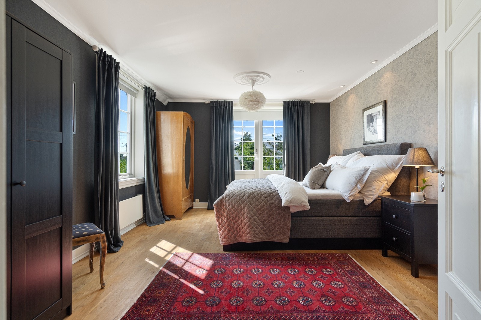 Romslig hovedsoverom med utgang til solrik balkong Galleribilde