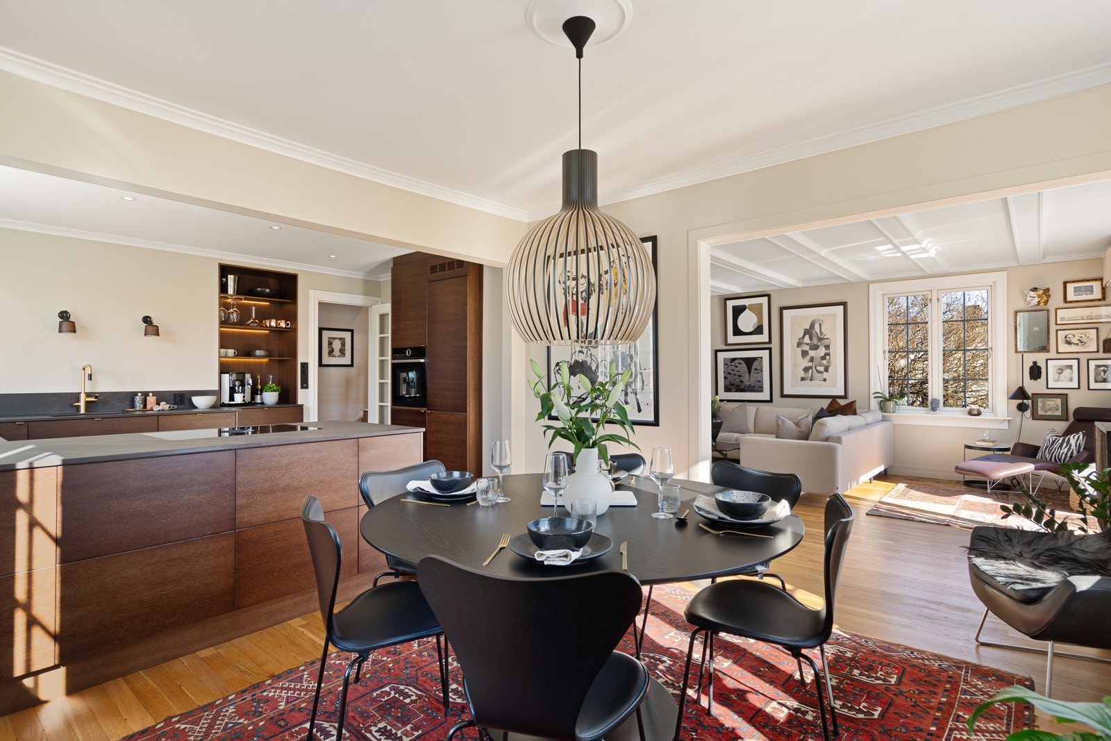 En smart barløsning markerer overgangen til stuen Galleribilde