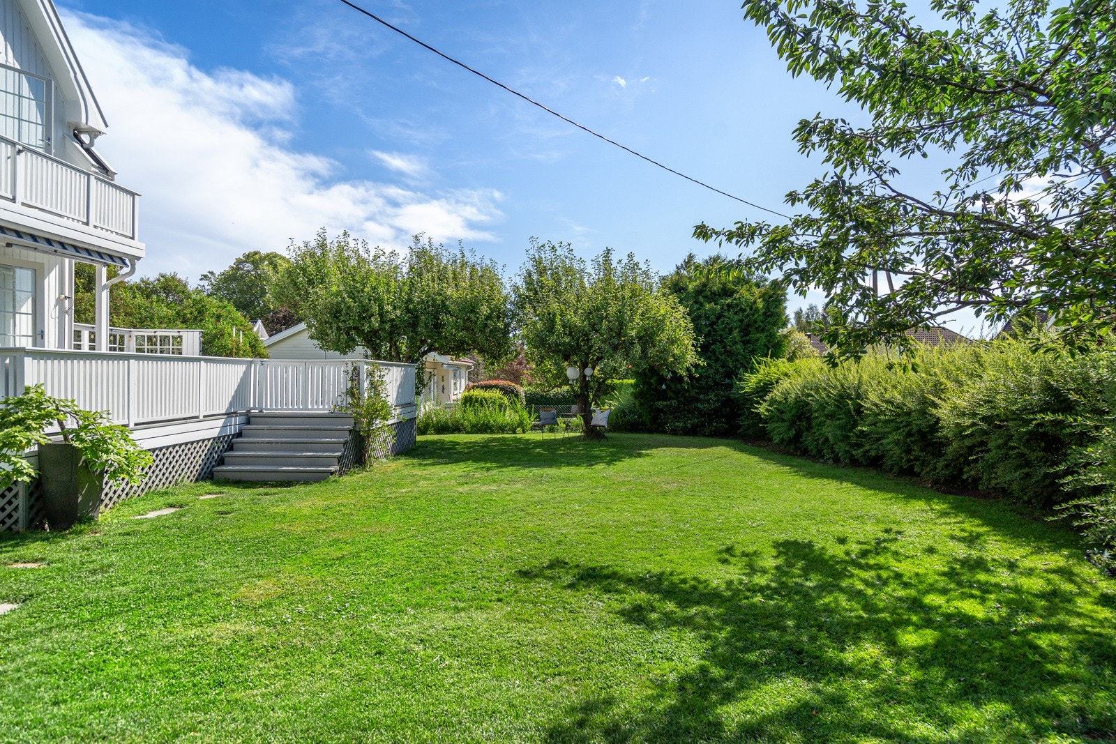 Mye boltreplass gjør det enkelt å sette opp en trampoline, etablere en kjøkkenhage eller spille fotball med venner etter skolen. Galleribilde