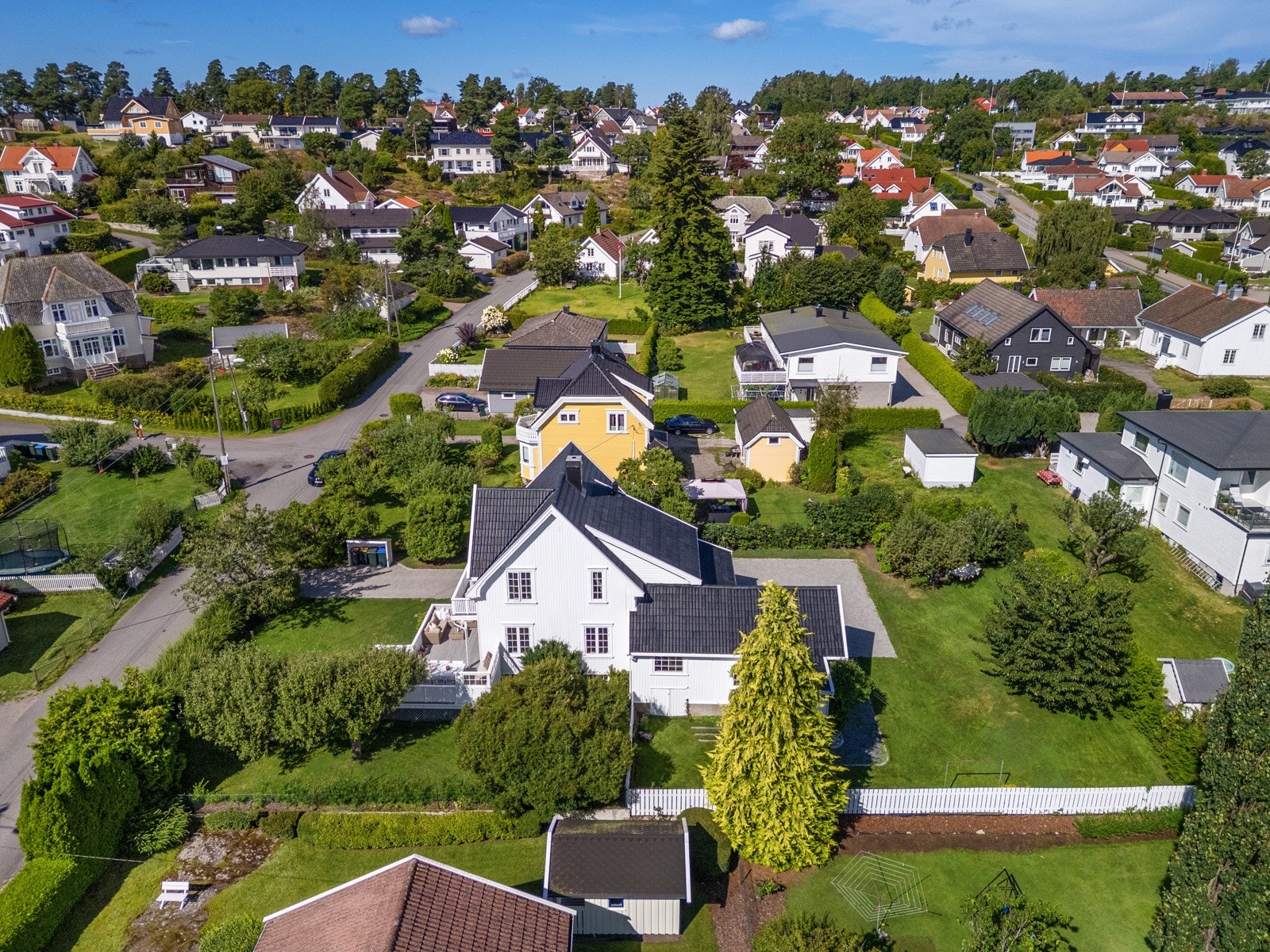 Knausveien er blindvei med lite trafikk. Omgivelsene er idylliske, og Oslofjorden innbyr til pur sommeridyll. Her bor man skjermet og tilbaketrukket, på en stor tomt med flott hage Galleribilde