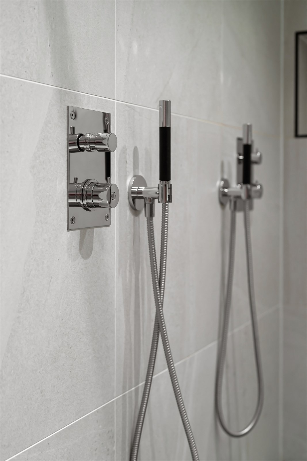 Dusjsone med innebygget og dobbel hånd- og regnfallsdusj. Armatur fra Tapwell. Nisje i vegg. Galleribilde
