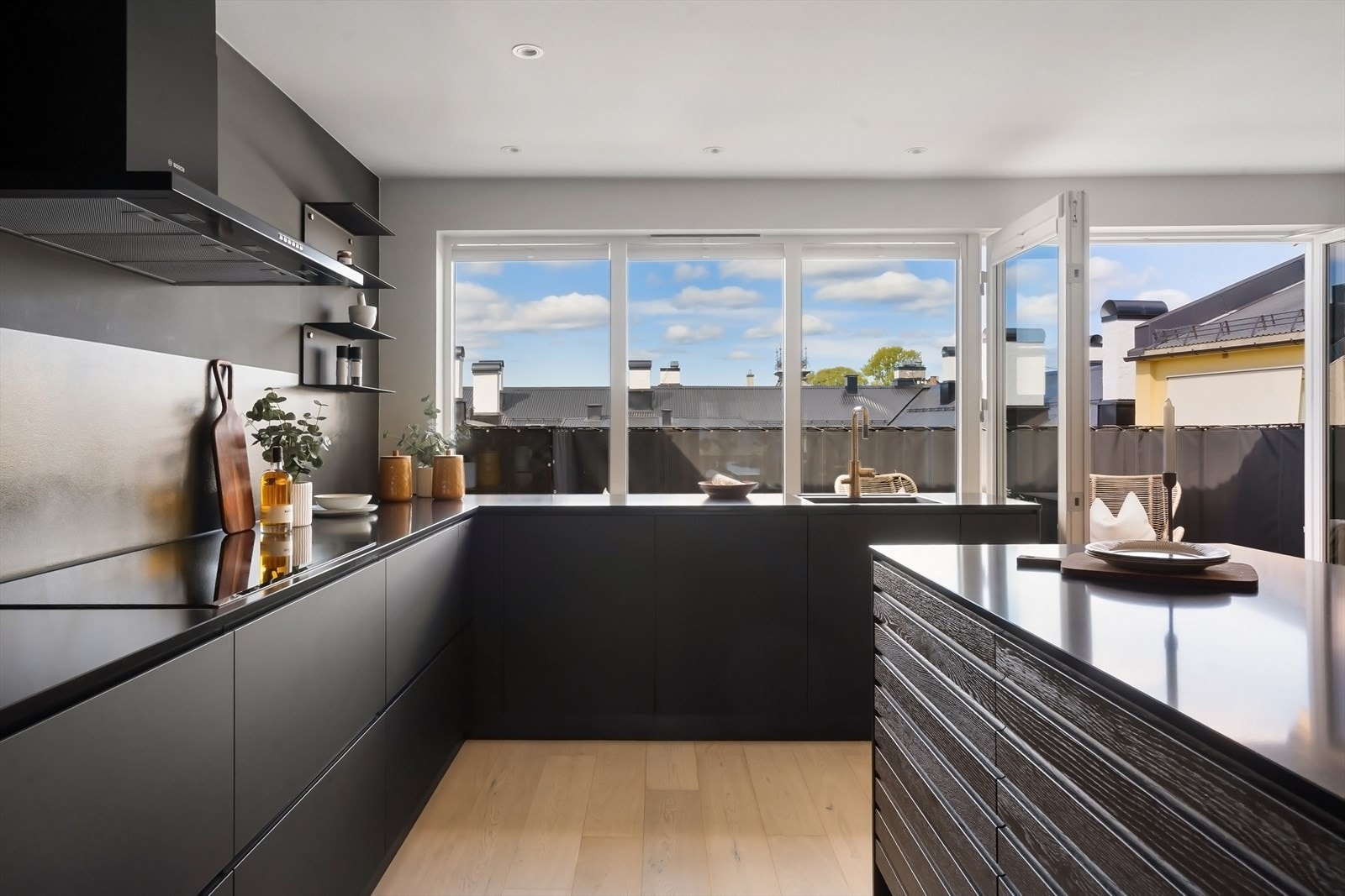 Moderne hvitevarer av god kvalitet: induksjonsplatetopp, stekeovn, kjøleskap, fryseskap i full størrelse, oppvaskmaskin og vinskap. Galleribilde