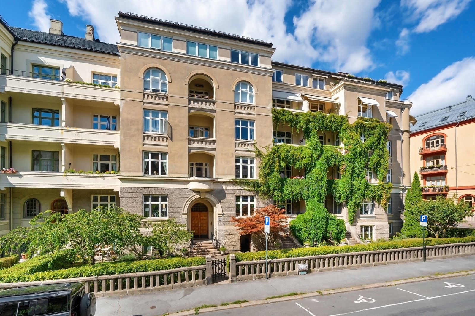 Praktfull bygård i jugendstil, i enveiskjørt og rolig gate. Galleribilde