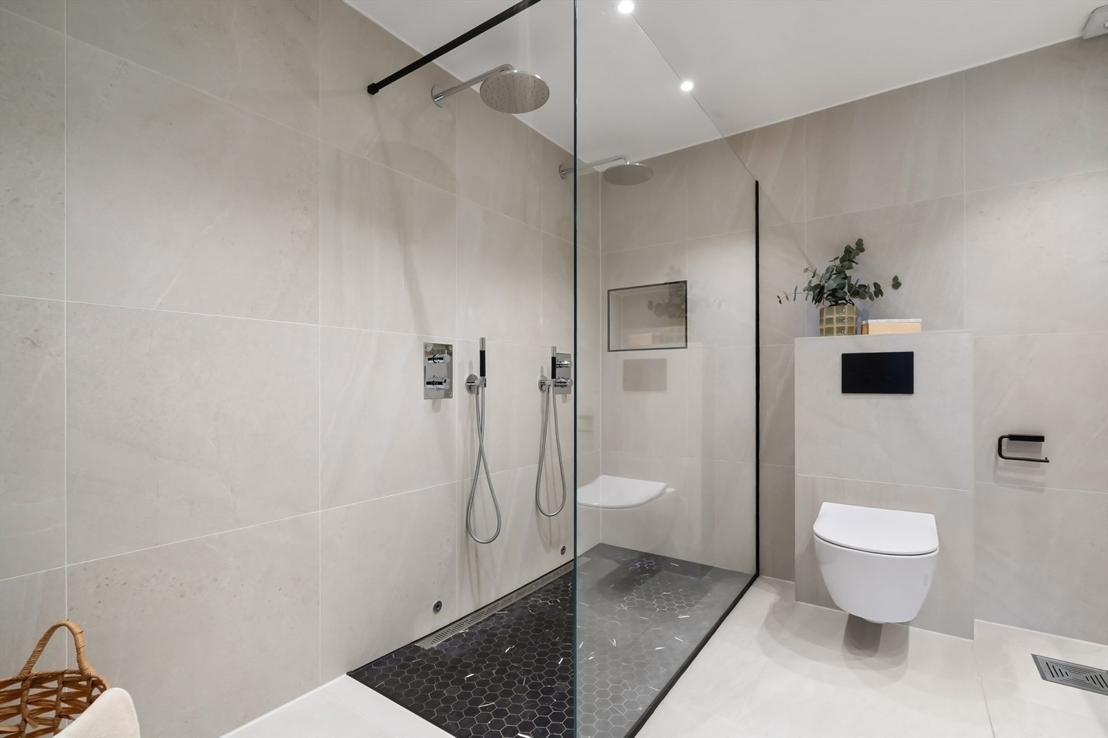 Nydelige 60x60 fliser på gulv og mosaikkfliser på gulv i dusjnisje. Flisene er Italgraniti Nordic Stone og Ulfven Marmor. Galleribilde