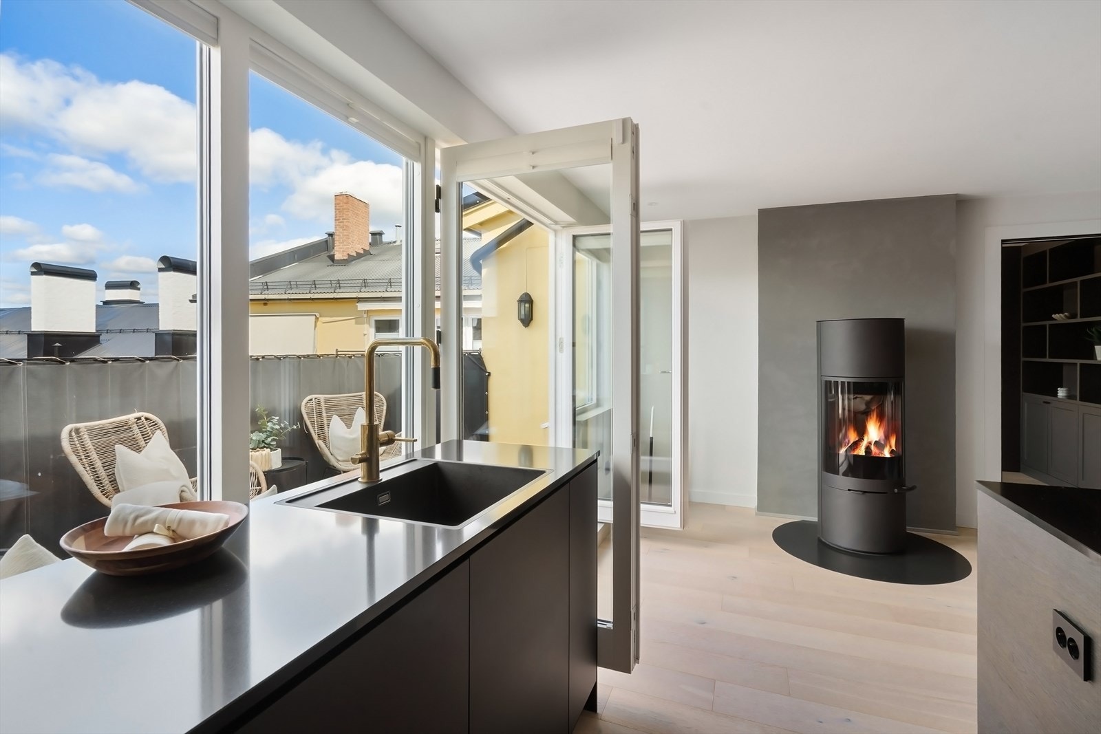 Utgang til nordvestvendt takterrasse fra kjøkkenet. Galleribilde